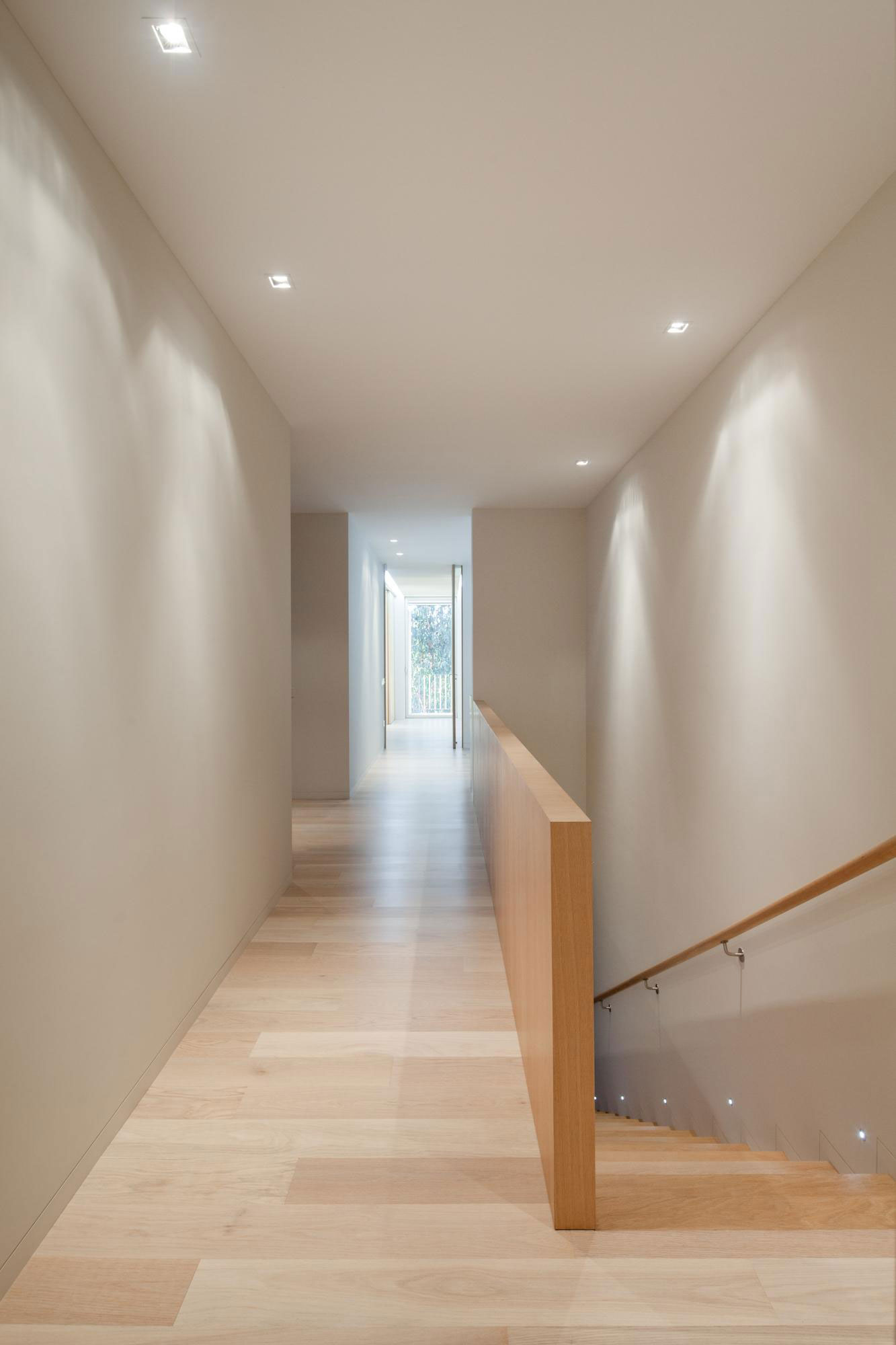 A Stunning Modern Rectangular House with a Splendid Architecture in Oporto, Portugal by Graciana Oliveira (11)