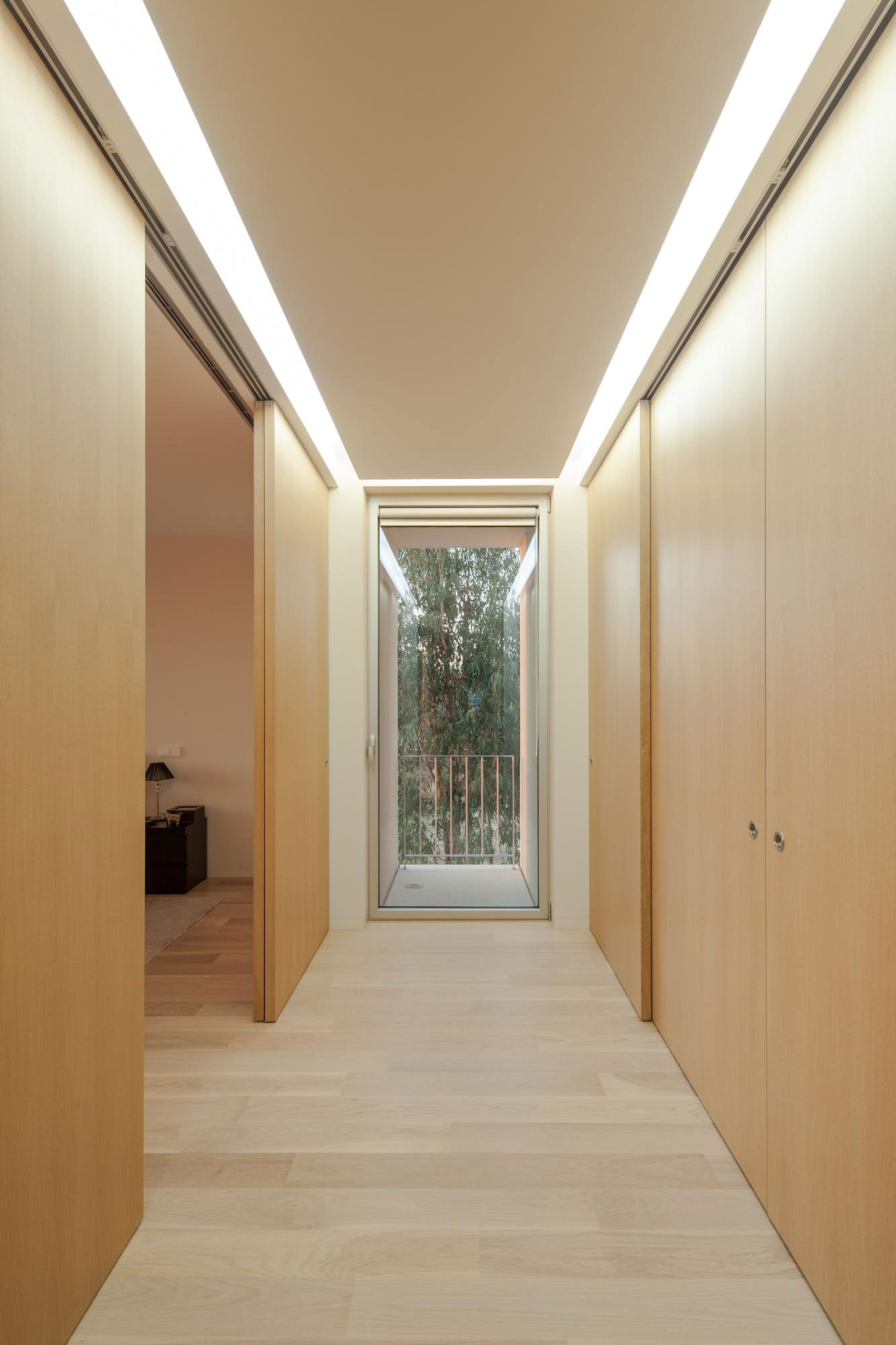 A Stunning Modern Rectangular House with a Splendid Architecture in Oporto, Portugal by Graciana Oliveira (13)