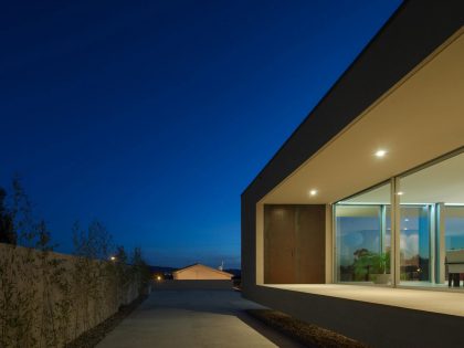 A Stunning Modern Rectangular House with a Splendid Architecture in Oporto, Portugal by Graciana Oliveira (19)