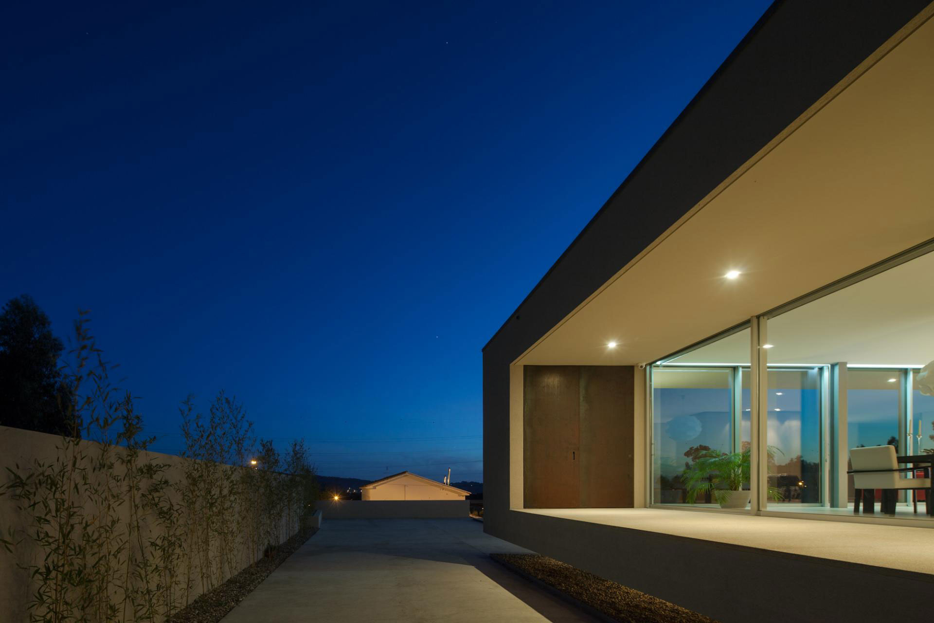 A Stunning Modern Rectangular House with a Splendid Architecture in Oporto, Portugal by Graciana Oliveira (19)