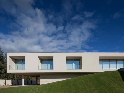 A Stunning Modern Rectangular House with a Splendid Architecture in Oporto, Portugal by Graciana Oliveira (2)