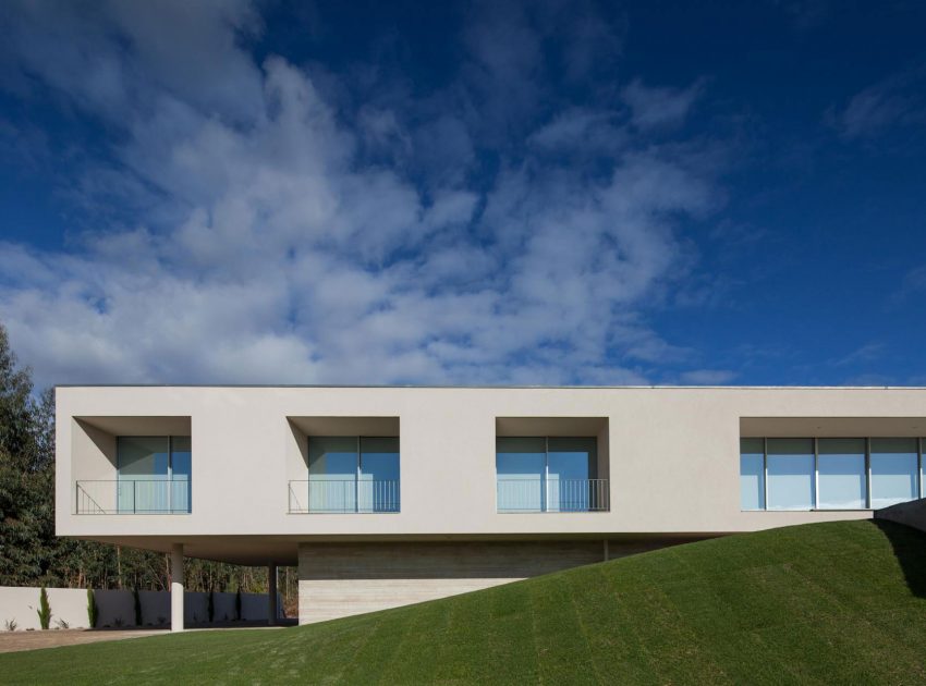 A Stunning Modern Rectangular House with a Splendid Architecture in Oporto, Portugal by Graciana Oliveira (2)