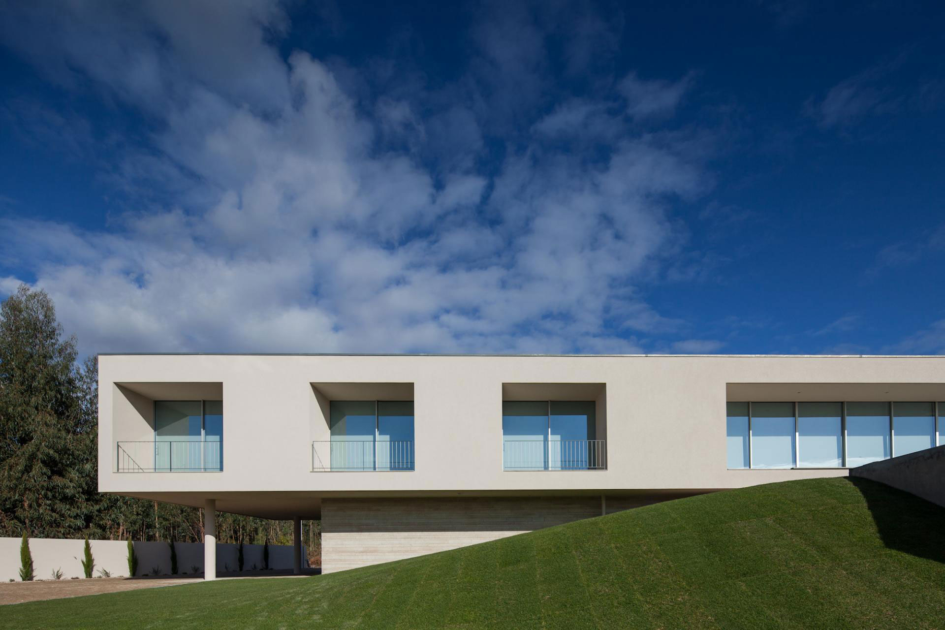 A Stunning Modern Rectangular House With A Splendid Architecture In Oporto Portugal 2 Homedesignso