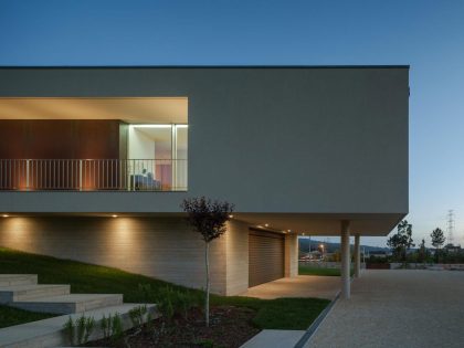 A Stunning Modern Rectangular House with a Splendid Architecture in Oporto, Portugal by Graciana Oliveira (21)