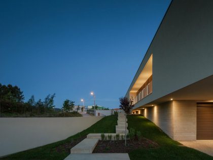 A Stunning Modern Rectangular House with a Splendid Architecture in Oporto, Portugal by Graciana Oliveira (22)