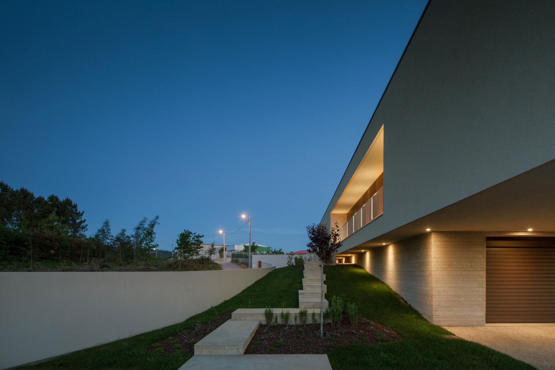 A Stunning Modern Rectangular House with a Splendid Architecture in Oporto, Portugal by Graciana Oliveira (22)