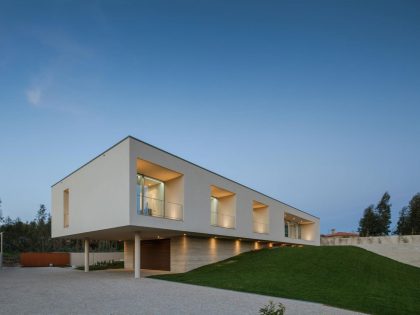 A Stunning Modern Rectangular House with a Splendid Architecture in Oporto, Portugal by Graciana Oliveira (23)