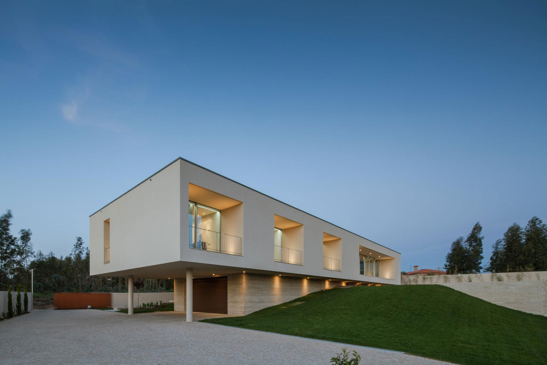 A Stunning Modern Rectangular House With A Splendid Architecture In Oporto Portugal 23 Homedesignso