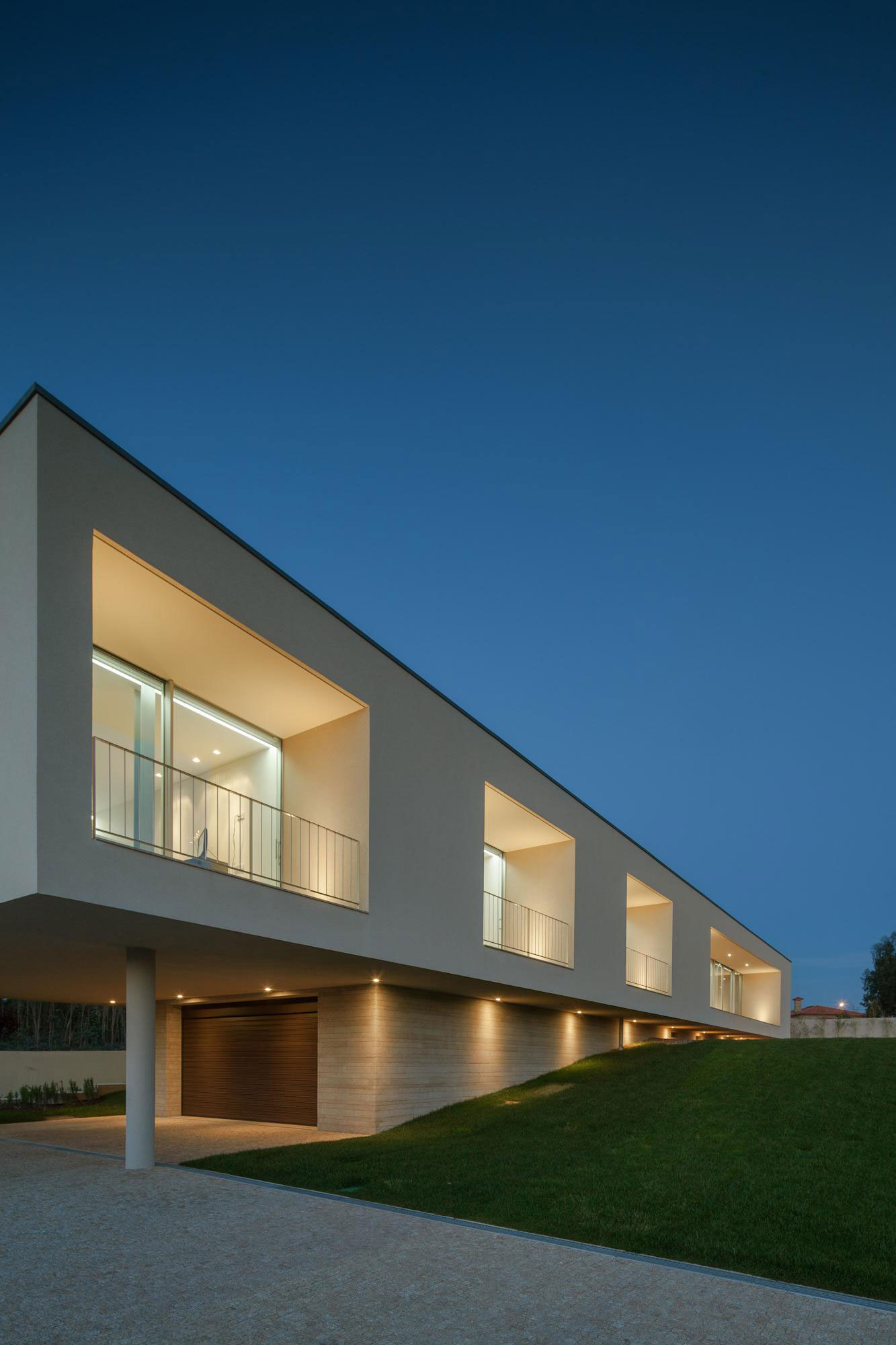 A Stunning Modern Rectangular House With A Splendid Architecture In Oporto Portugal 24 Homedesignso