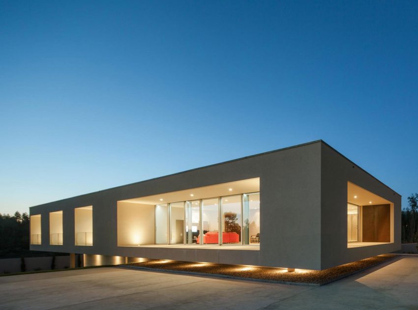 A Stunning Modern Rectangular House with a Splendid Architecture in Oporto, Portugal by Graciana Oliveira (25)