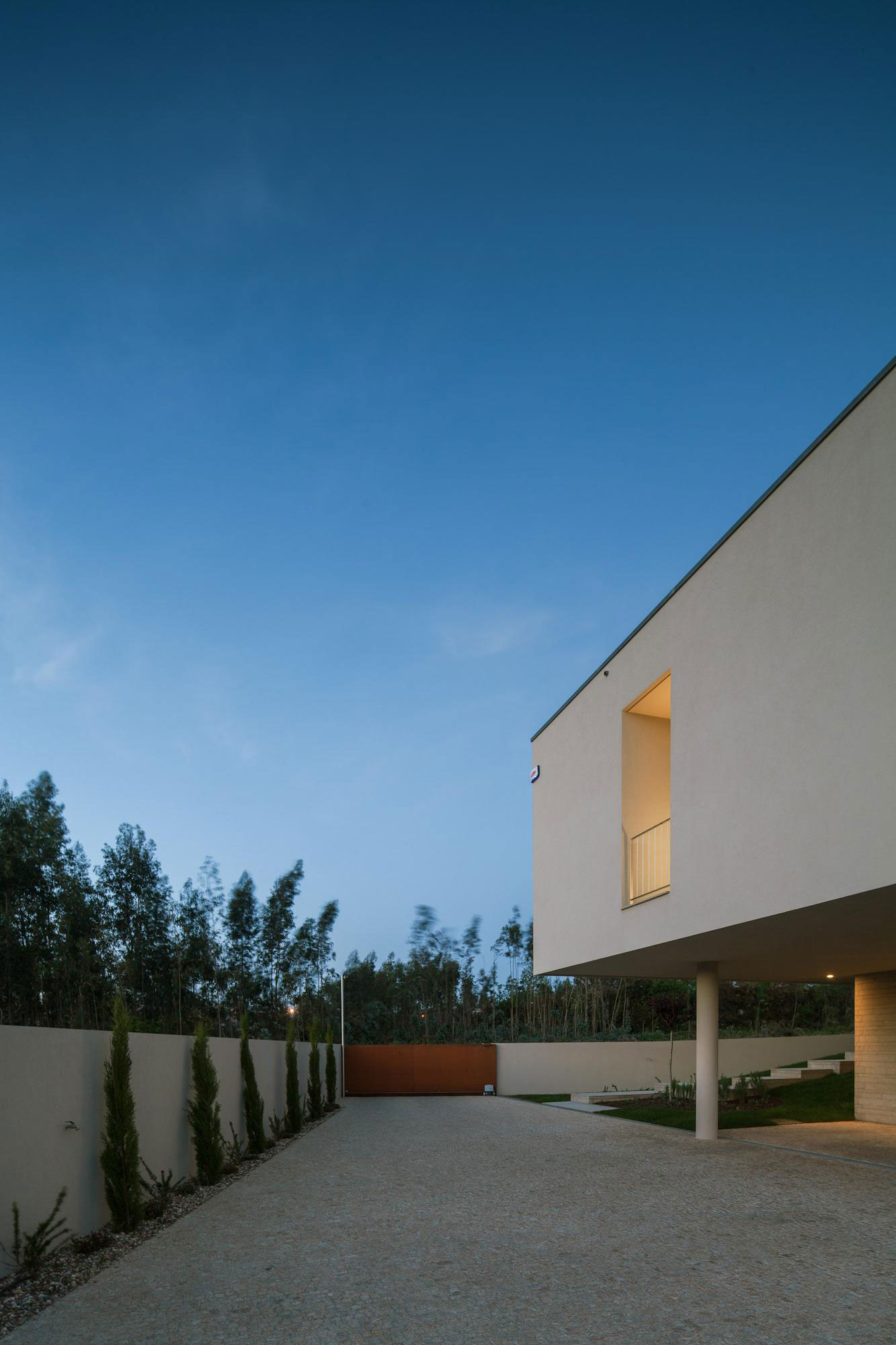 A Stunning Modern Rectangular House with a Splendid Architecture in Oporto, Portugal by Graciana Oliveira (26)