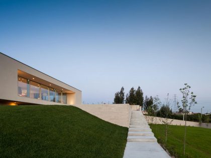 A Stunning Modern Rectangular House with a Splendid Architecture in Oporto, Portugal by Graciana Oliveira (27)