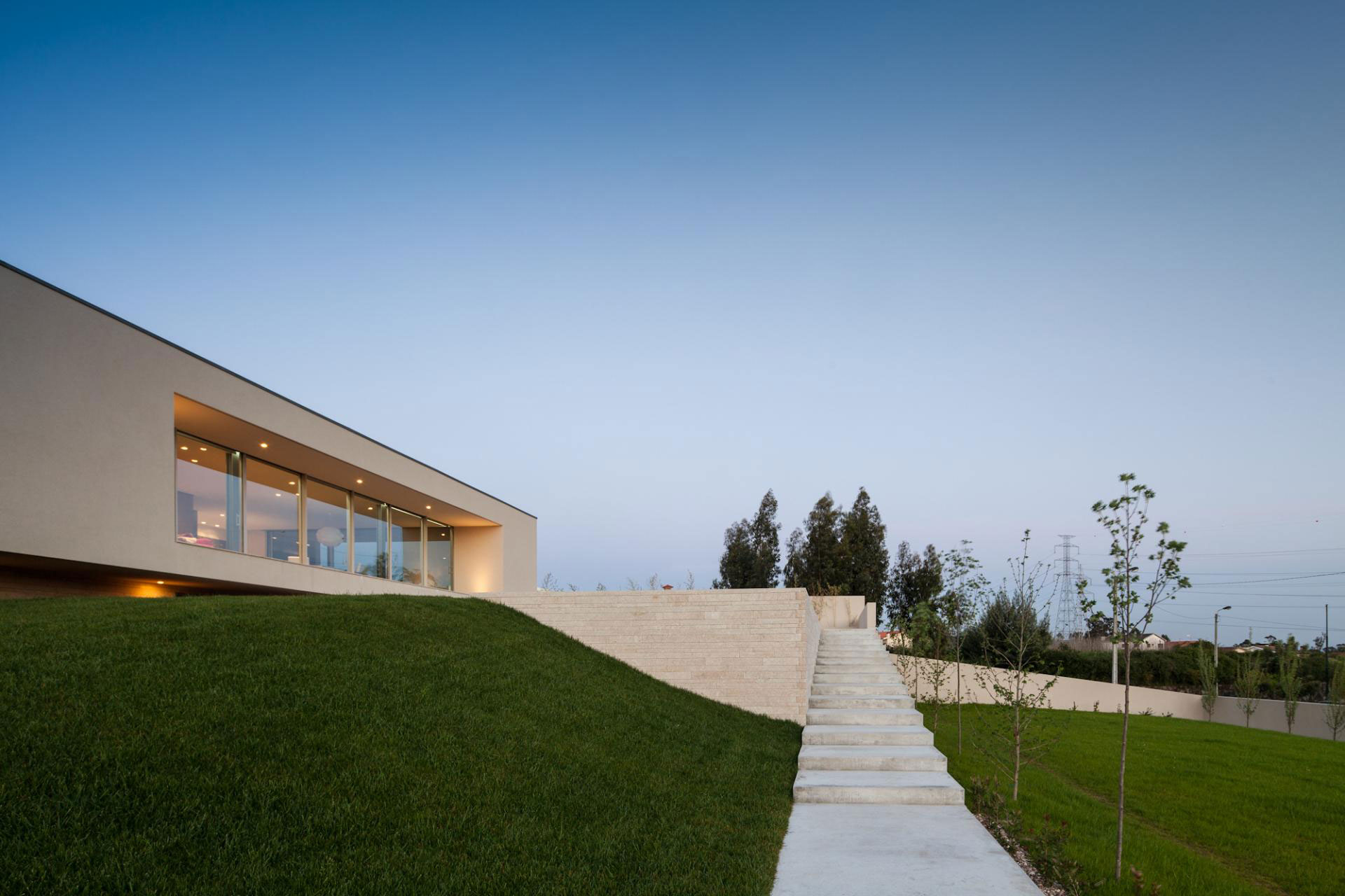 A Stunning Modern Rectangular House With A Splendid Architecture In Oporto Portugal 27