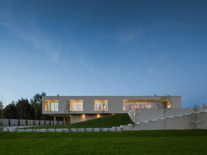 A Stunning Modern Rectangular House with a Splendid Architecture in Oporto, Portugal by Graciana Oliveira (28)