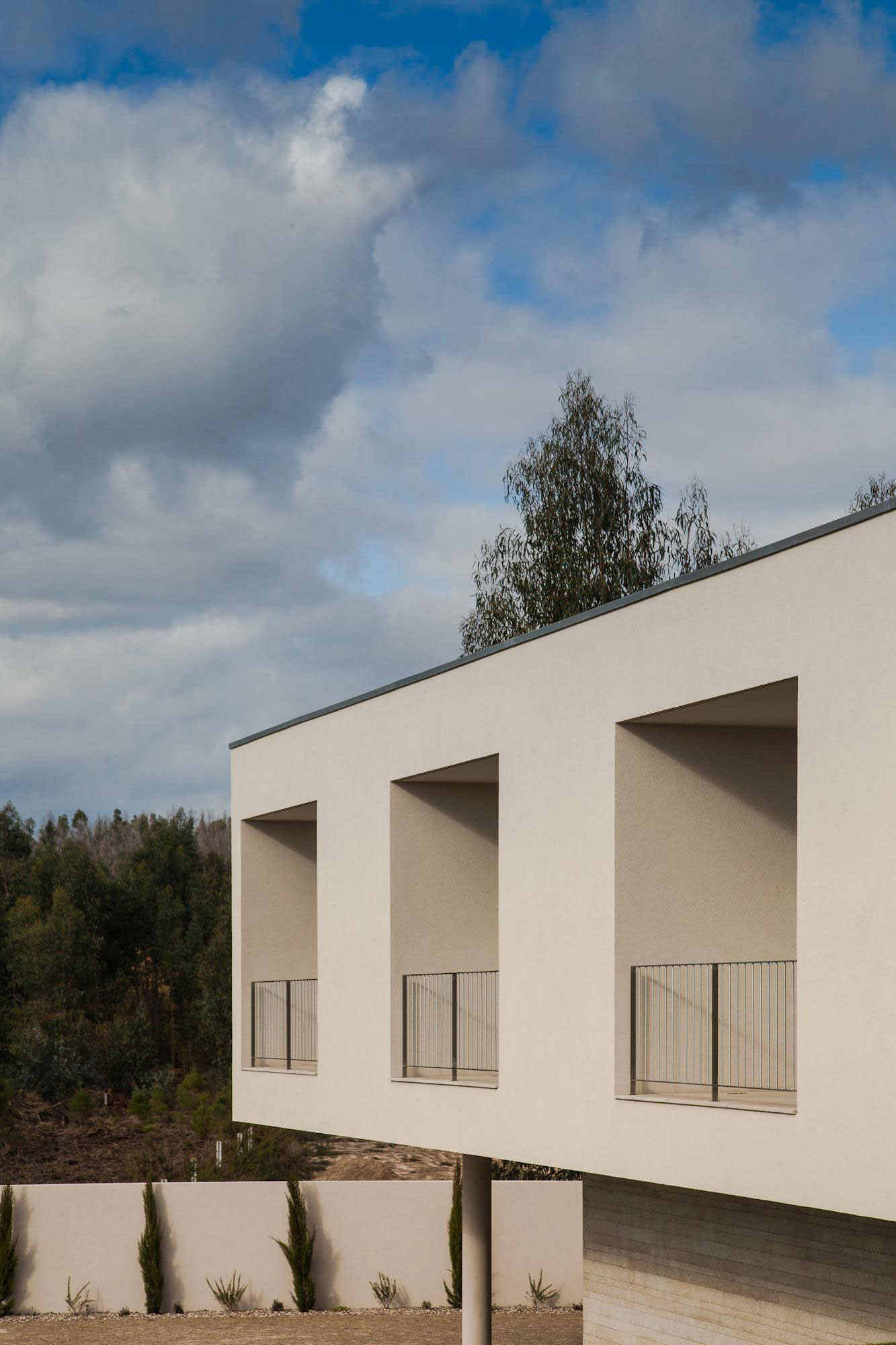 A Stunning Modern Rectangular House With A Splendid Architecture In Oporto Portugal 3