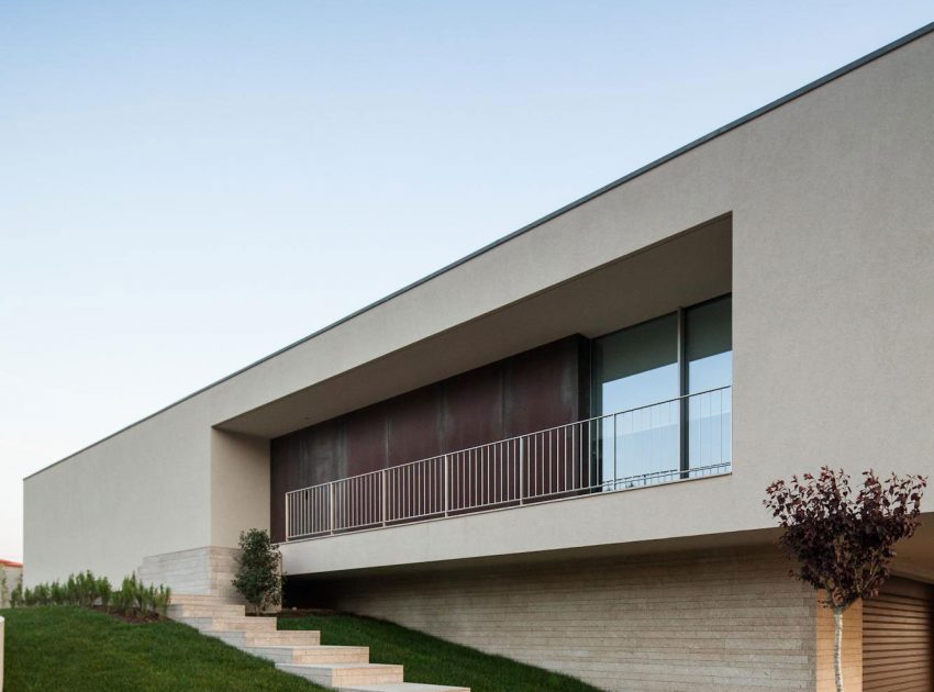 A Stunning Modern Rectangular House with a Splendid Architecture in Oporto, Portugal by Graciana Oliveira (4)