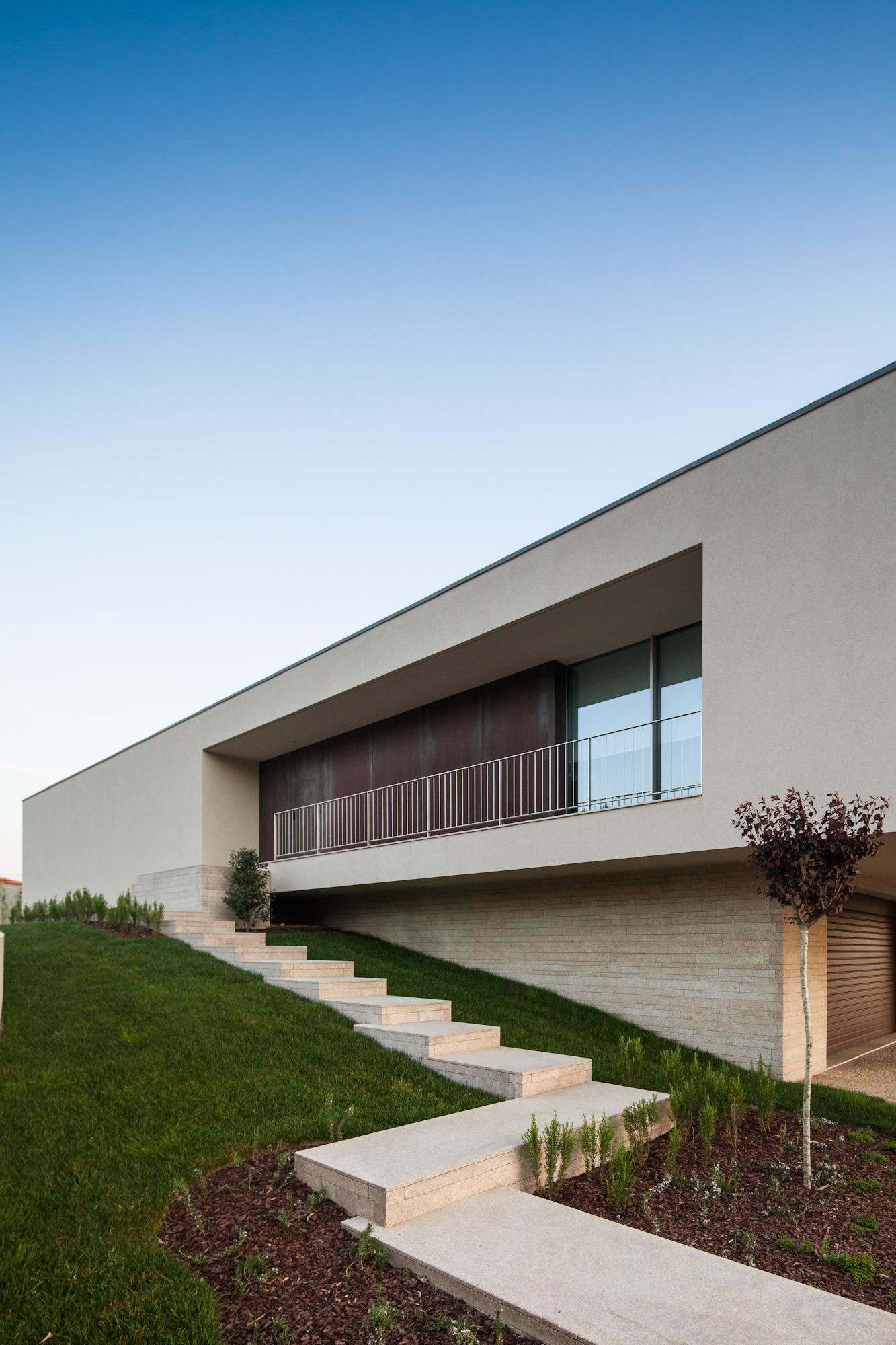 A Stunning Modern Rectangular House With A Splendid Architecture In Oporto Portugal 4