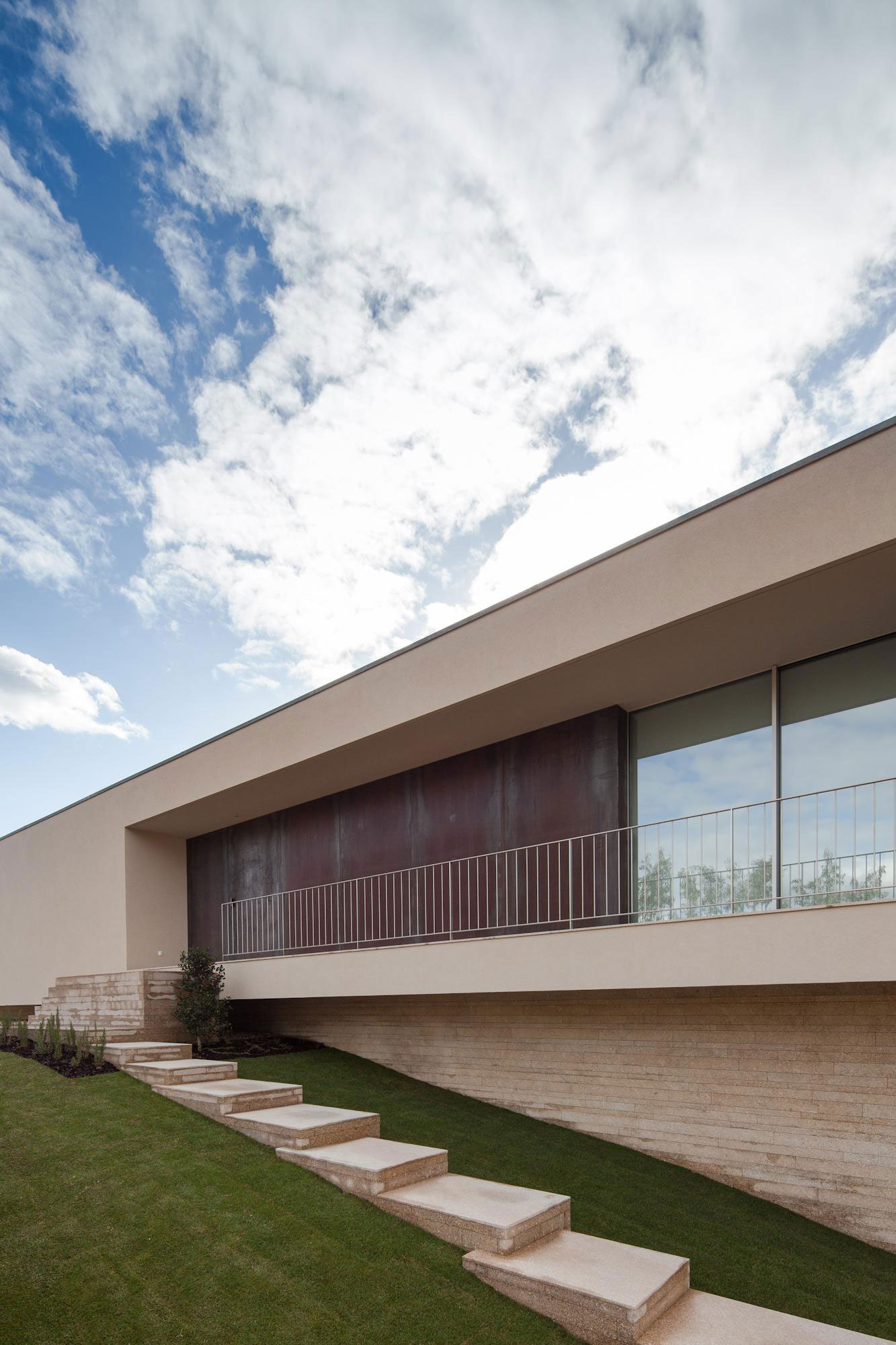 A Stunning Modern Rectangular House with a Splendid Architecture in Oporto, Portugal by Graciana Oliveira (5)