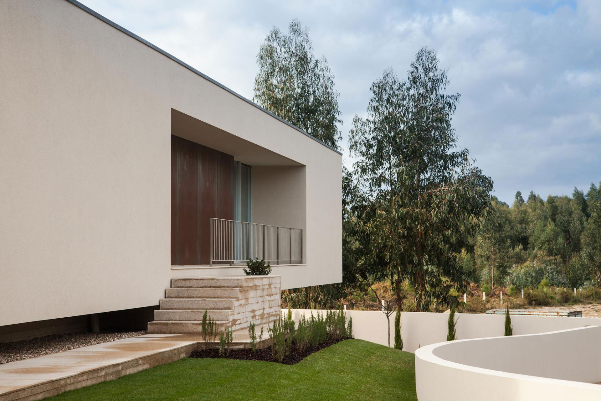 A Stunning Modern Rectangular House with a Splendid Architecture in Oporto, Portugal by Graciana Oliveira (6)