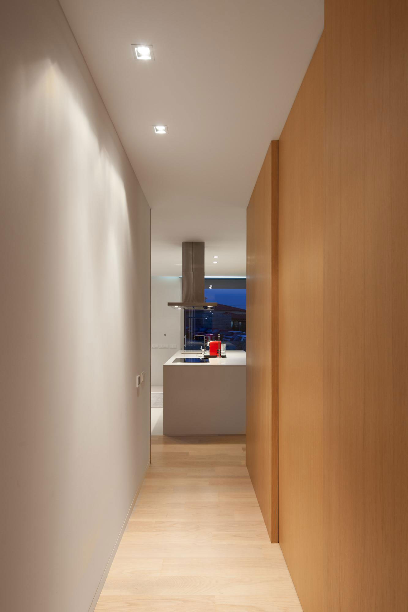 A Stunning Modern Rectangular House with a Splendid Architecture in Oporto, Portugal by Graciana Oliveira (9)