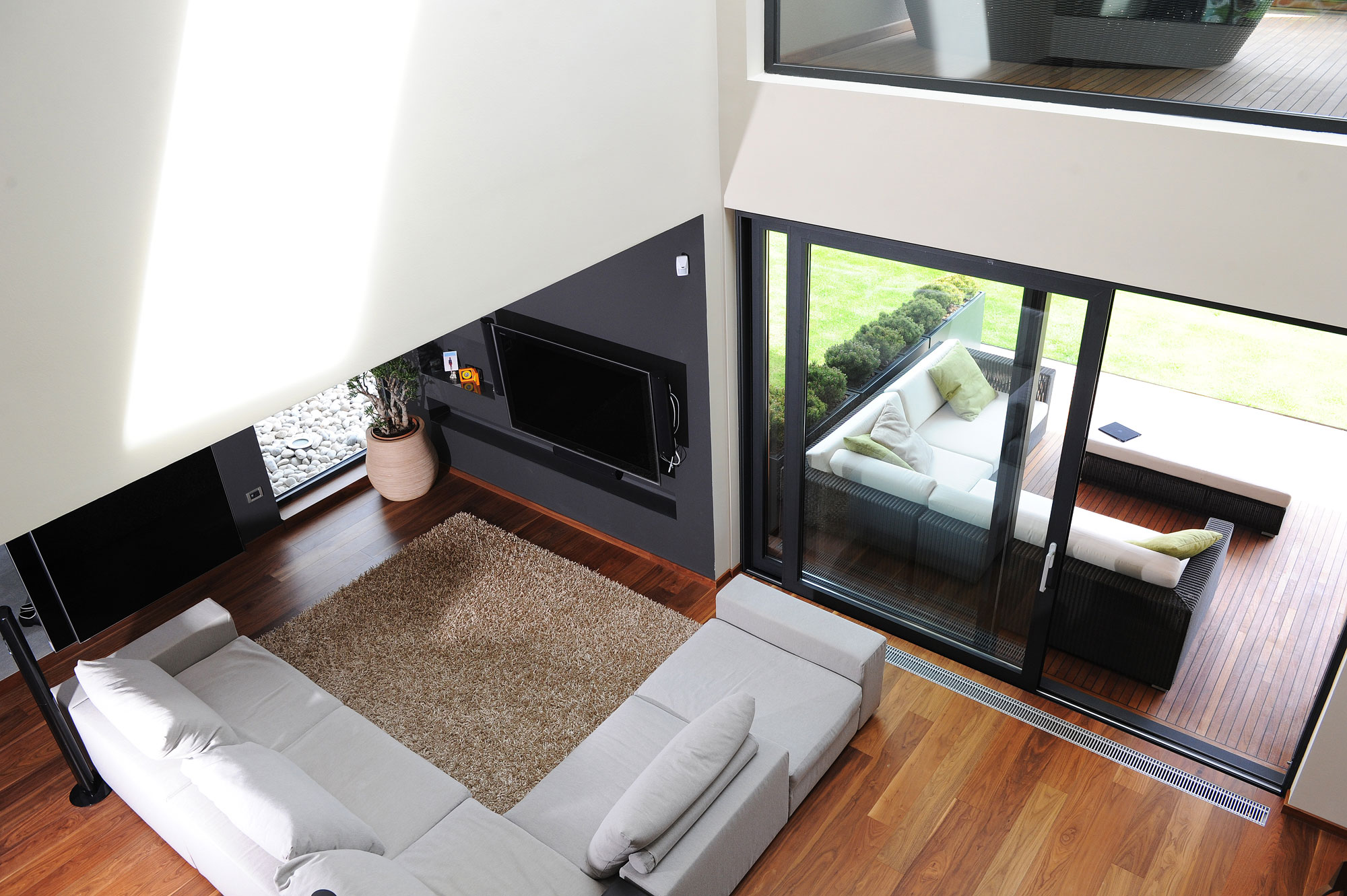 A Stunning Rectangular-Shaped House with Splendid and Neutral Interiors ...
