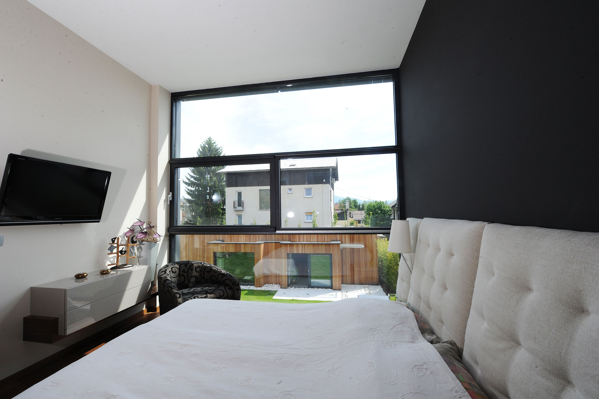 A Stunning Rectangular-Shaped House with Splendid and Neutral Interiors in Ljubljana, Slovenia by Primož Novak & Demšar arhitekti d.o.o (43)