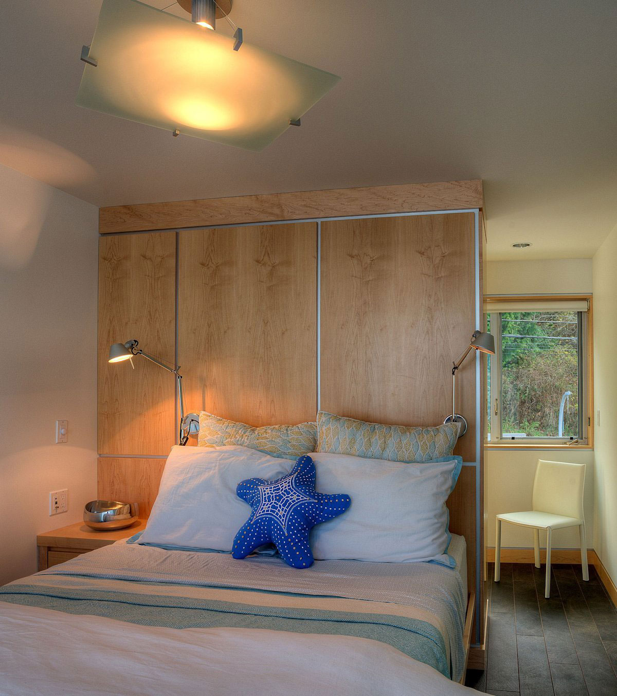 A Stunning Waterfront House Designed to Withstand a Tsunami in Camano Island by Designs Northwest Architects (32)