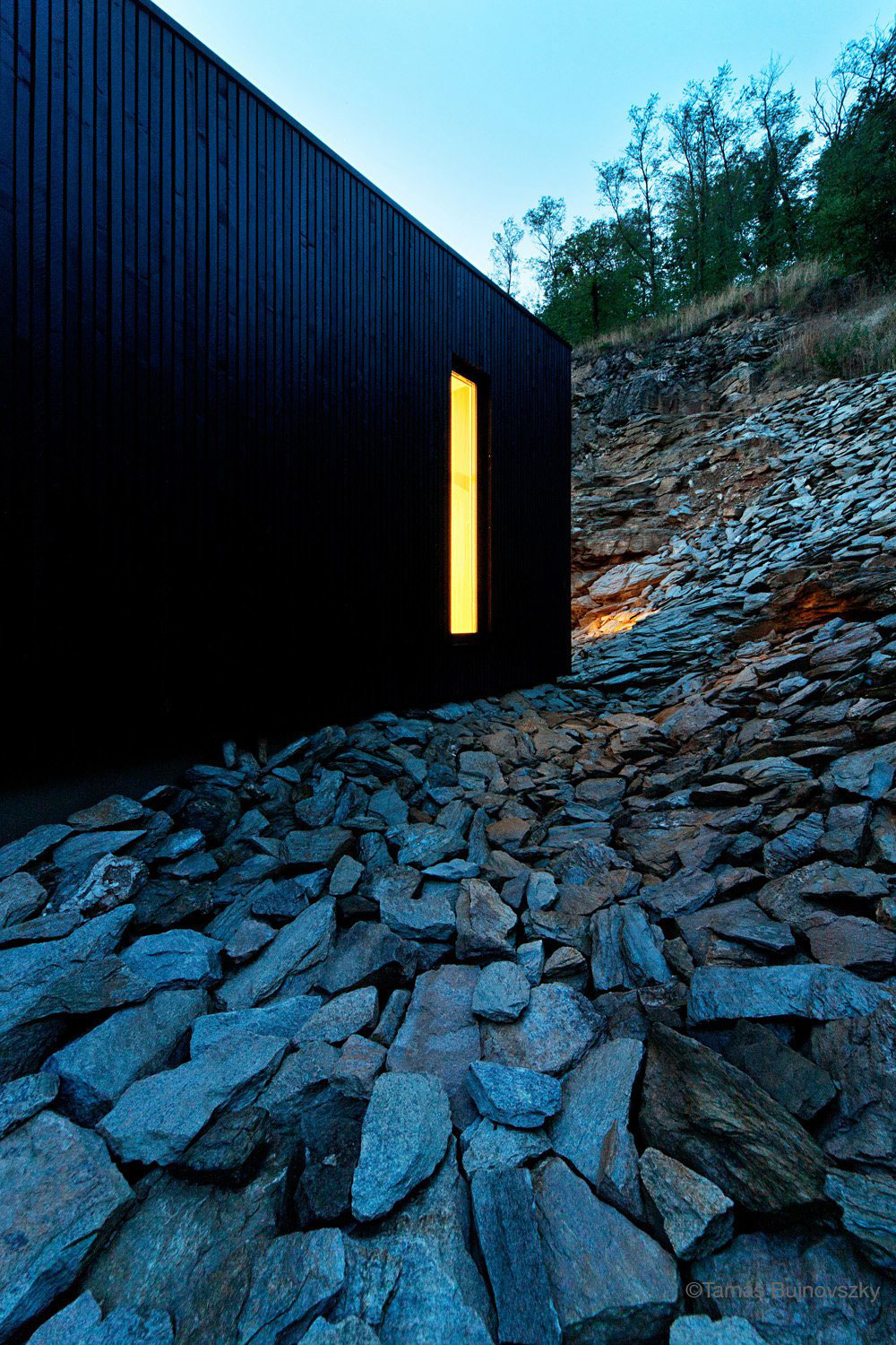 A Stunning Wood and Stone House with Luminous and Elegant Interior in Koszeg, Hungary by Béres Architects (21)