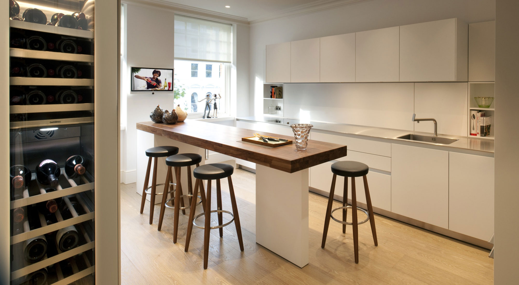 A Stylish Apartment with Trendy and Bright Interiors in London, England by TG-Studio (3)