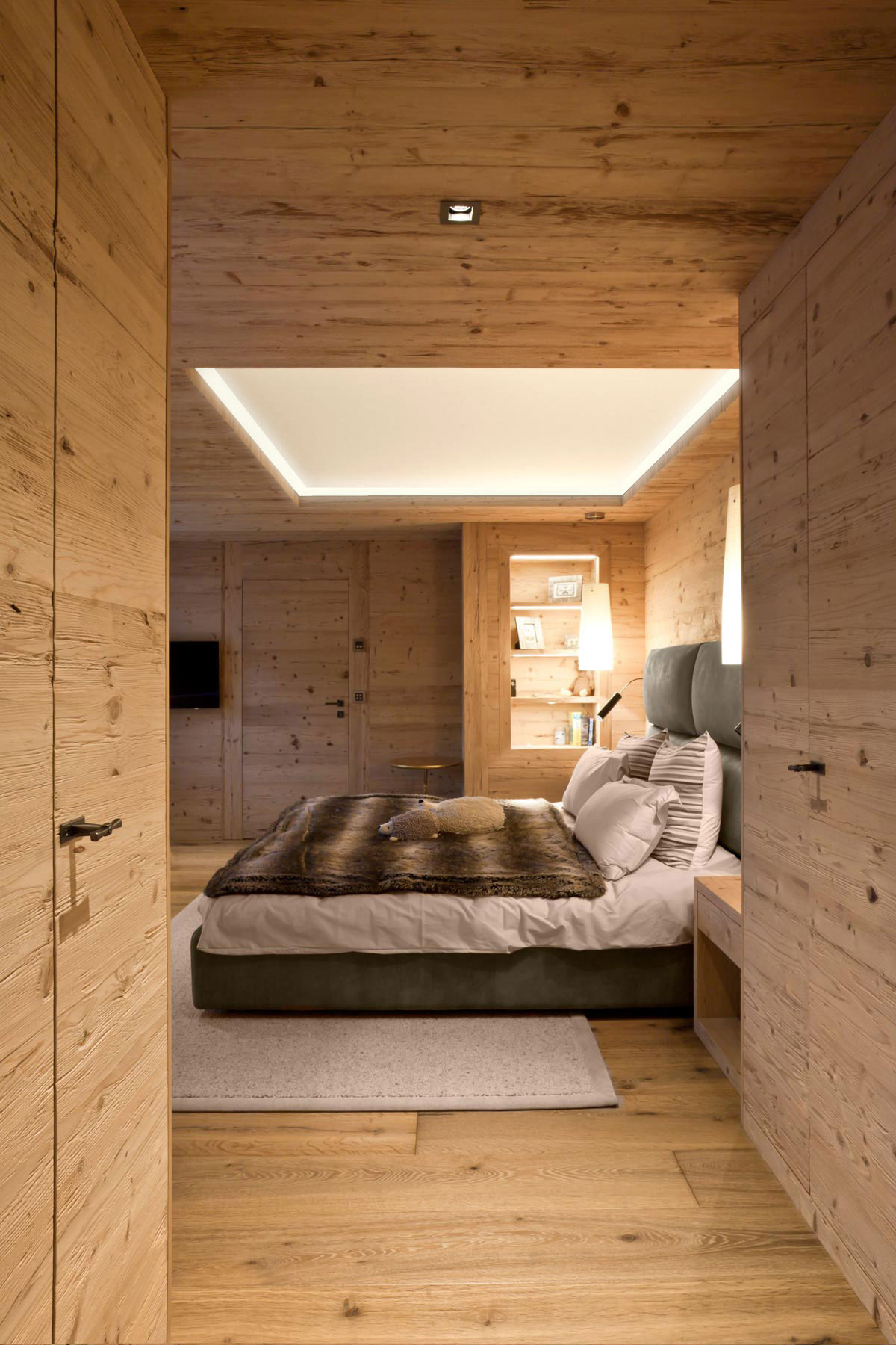 A Stylish Contemporary Apartment Blend of Warmth and Elegance in Rougemont, Switzerland by Plusdesign (11)