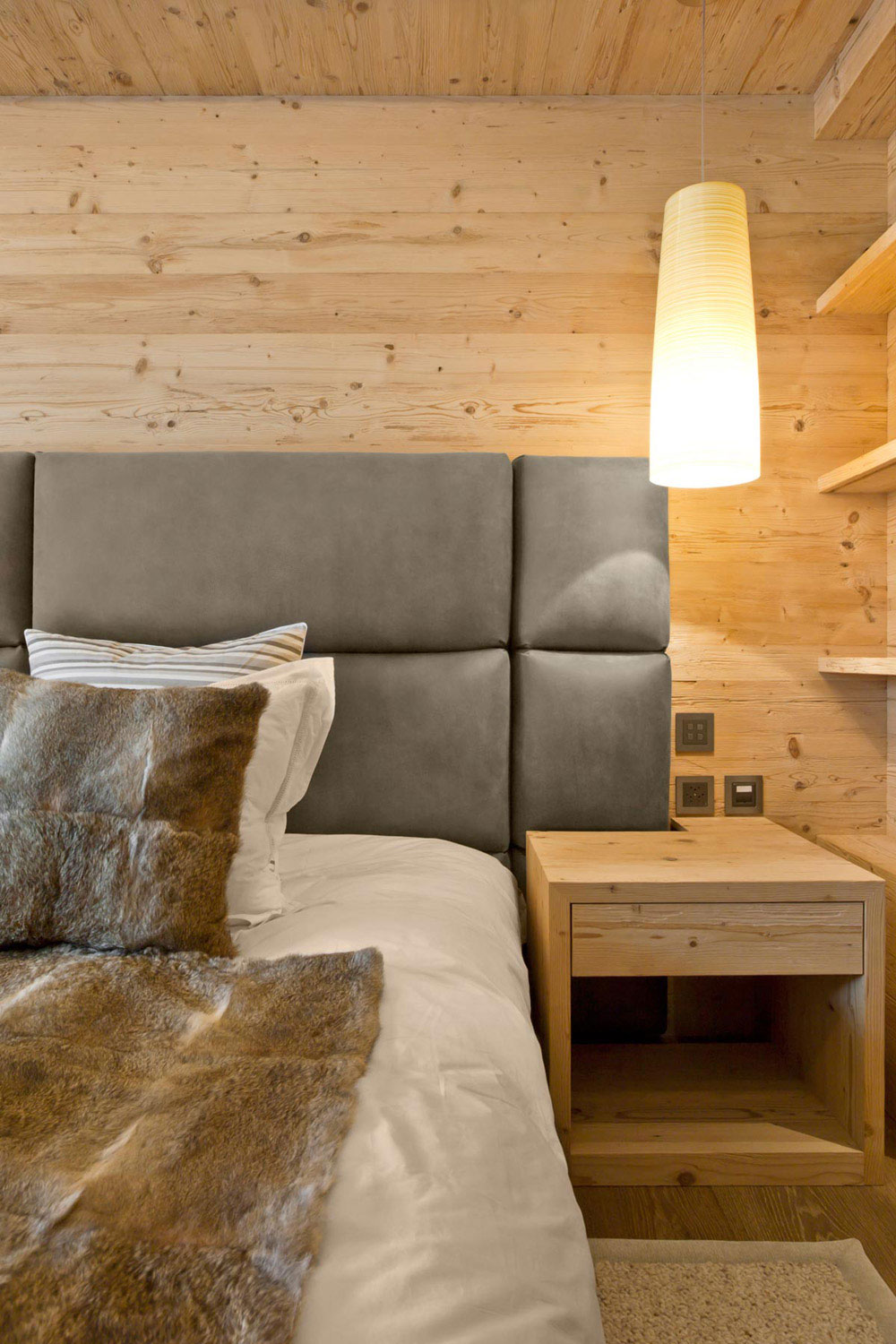 A Stylish Contemporary Apartment Blend of Warmth and Elegance in Rougemont, Switzerland by Plusdesign (13)