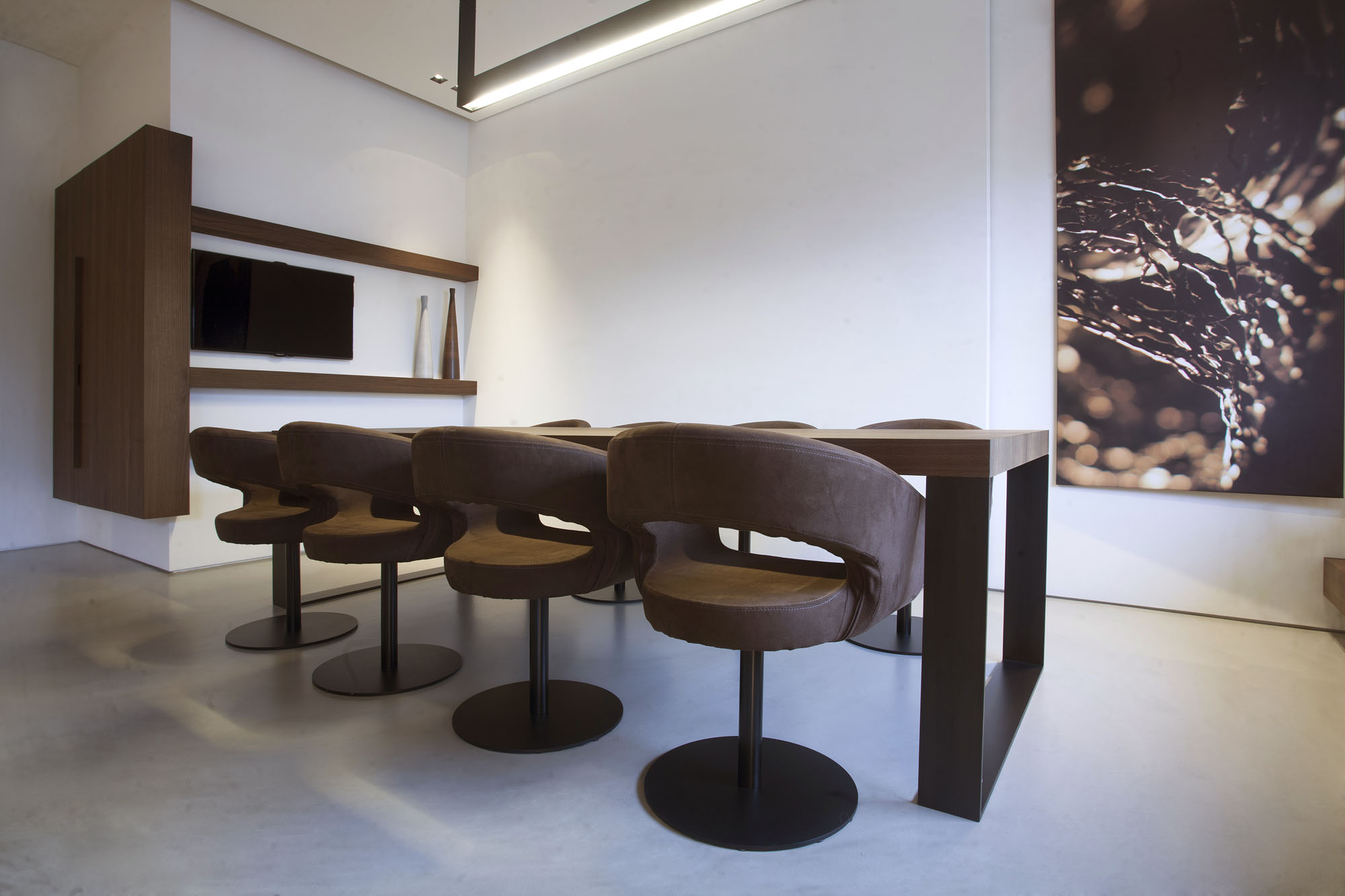 A Stylish Minimalist House with Cozy and Vintage Interiors in Turin, Italy by Fabio Fantolino (20)