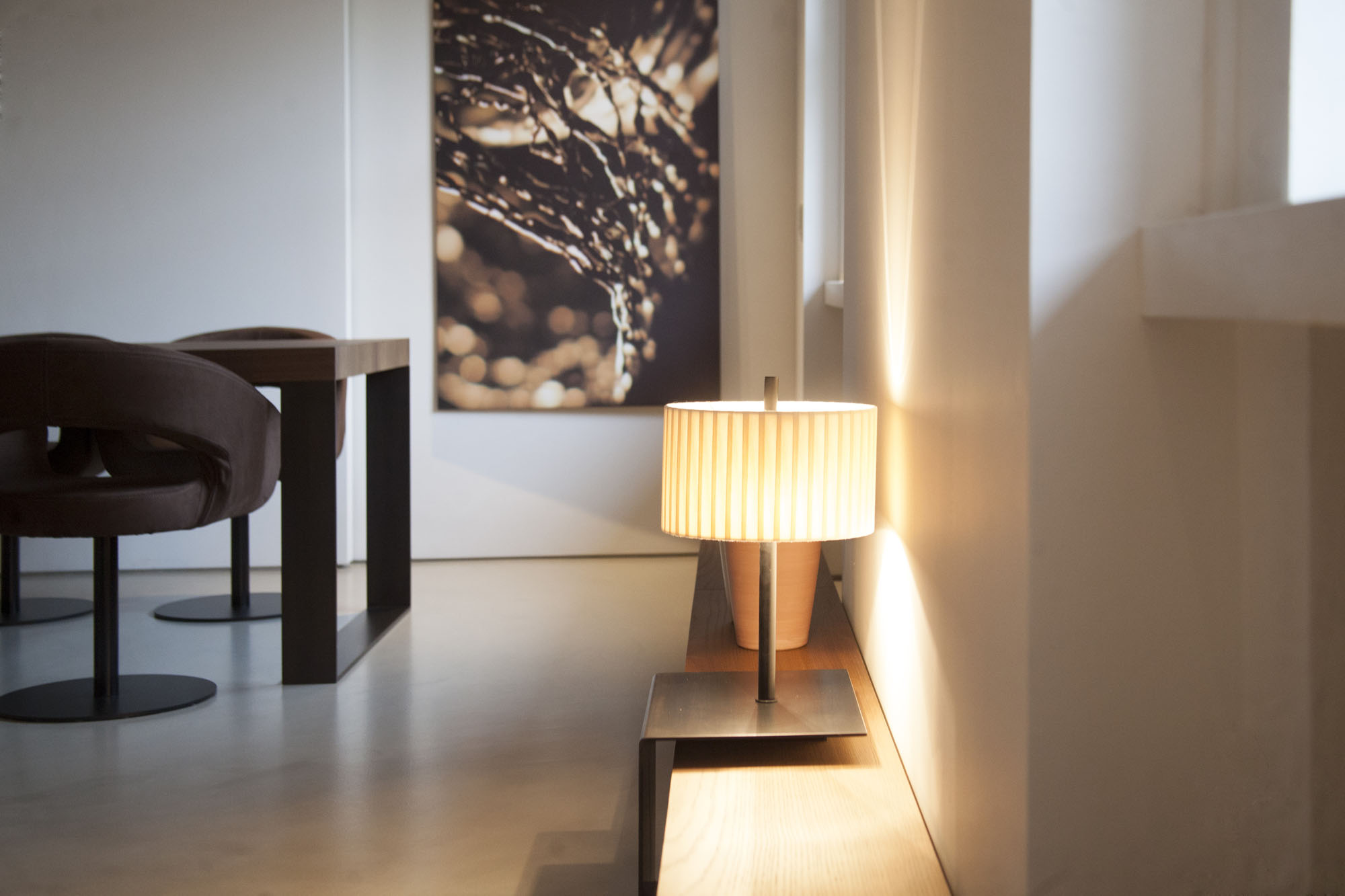 A Stylish Minimalist House with Cozy and Vintage Interiors in Turin, Italy by Fabio Fantolino (26)
