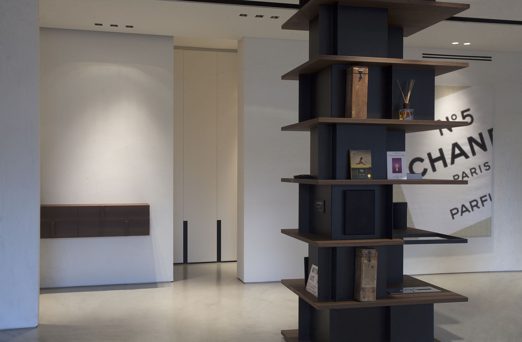 A Stylish Minimalist House with Cozy and Vintage Interiors in Turin, Italy by Fabio Fantolino (32)