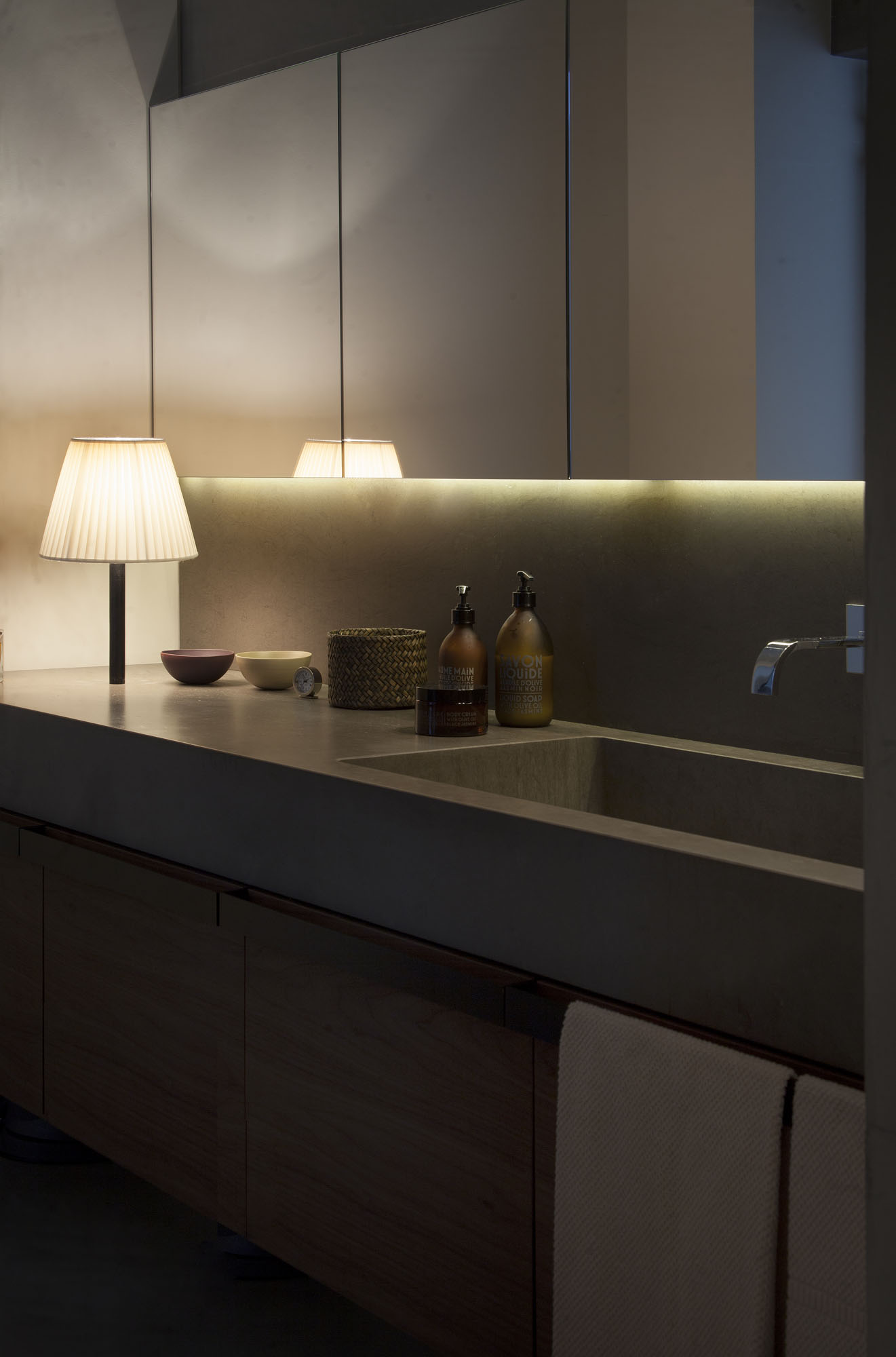 A Stylish Minimalist House with Cozy and Vintage Interiors in Turin, Italy by Fabio Fantolino (50)