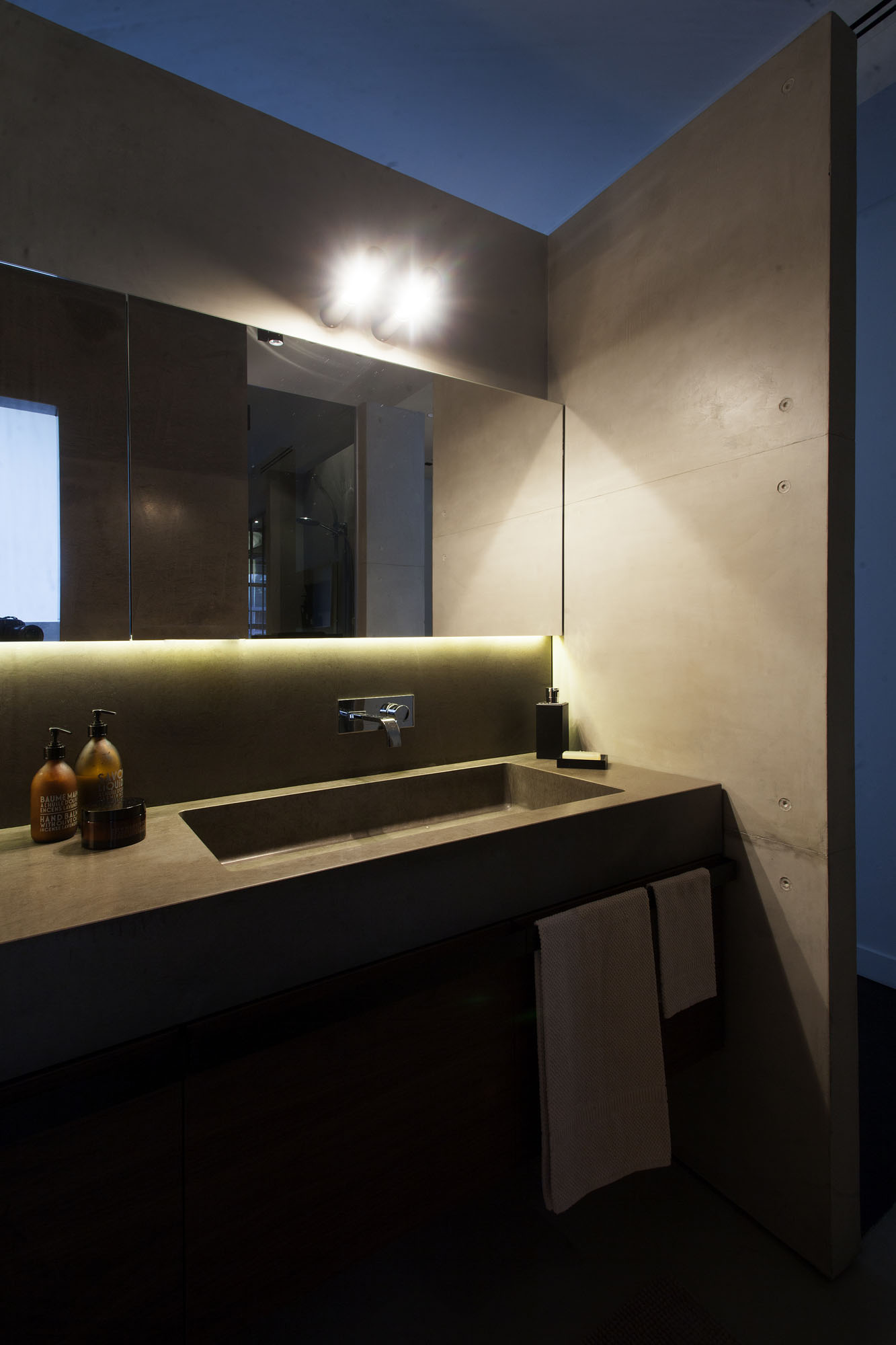 A Stylish Minimalist House with Cozy and Vintage Interiors in Turin, Italy by Fabio Fantolino (51)
