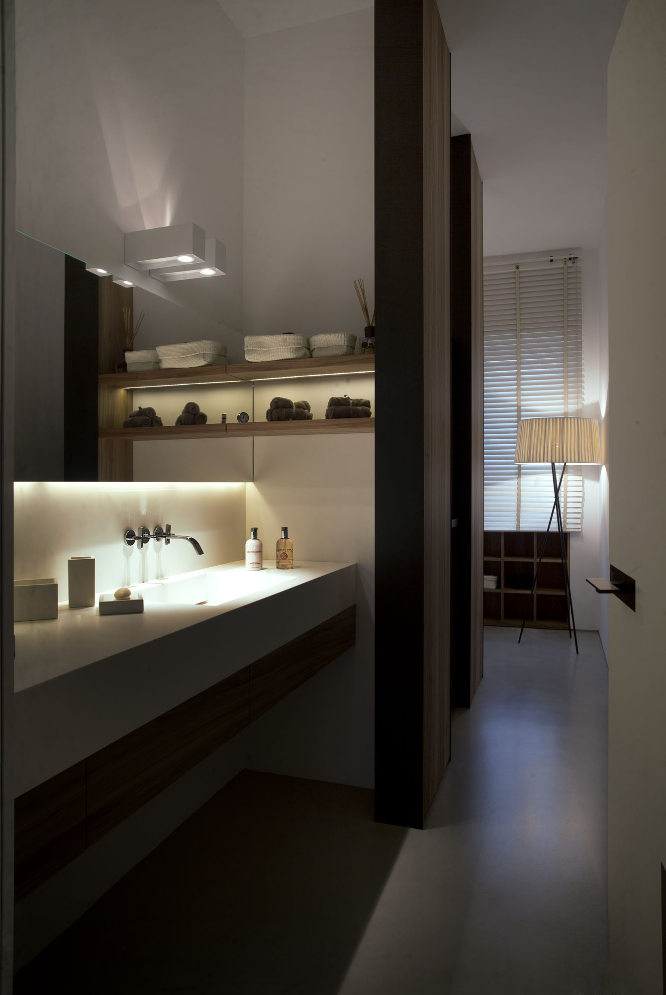A Stylish Minimalist House with Cozy and Vintage Interiors in Turin, Italy by Fabio Fantolino (52)