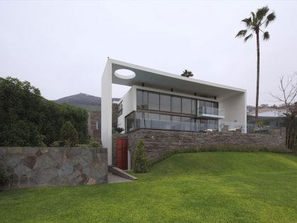 A Stylish Modern House Surrounded by Plants and Nature on the Hill in Lima by Jose Orrego (1)