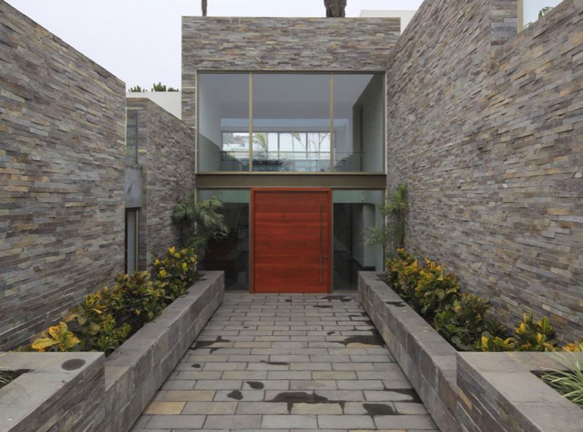 A Stylish Modern House Surrounded by Plants and Nature on the Hill in Lima by Jose Orrego (5)