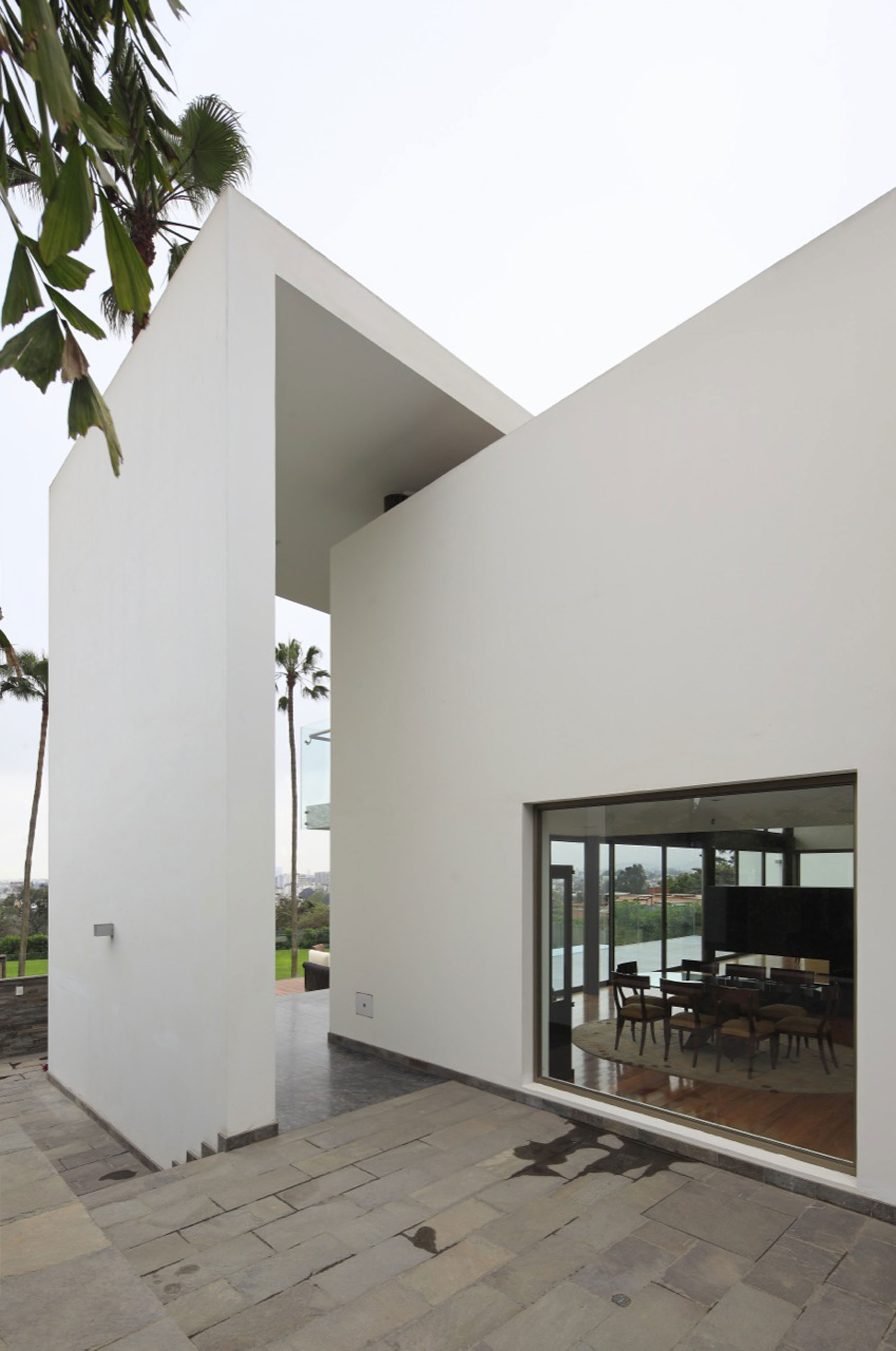 A Stylish Modern House Surrounded by Plants and Nature on the Hill in Lima by Jose Orrego (8)