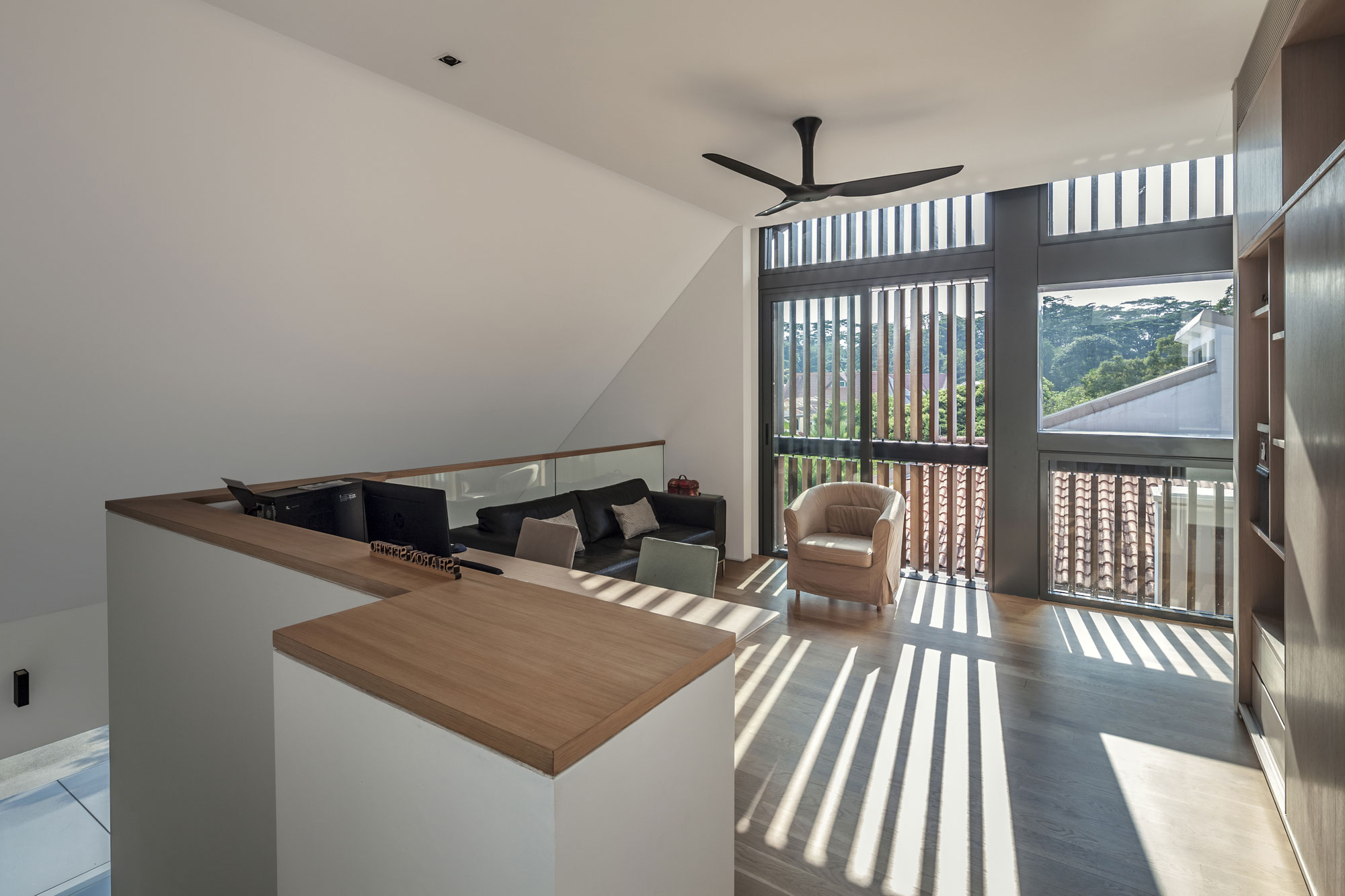 A Stylish Modern Semi-Detached House with Remarkable Interiors in Bukit Timah by Wallflower Architecture + Design (15)