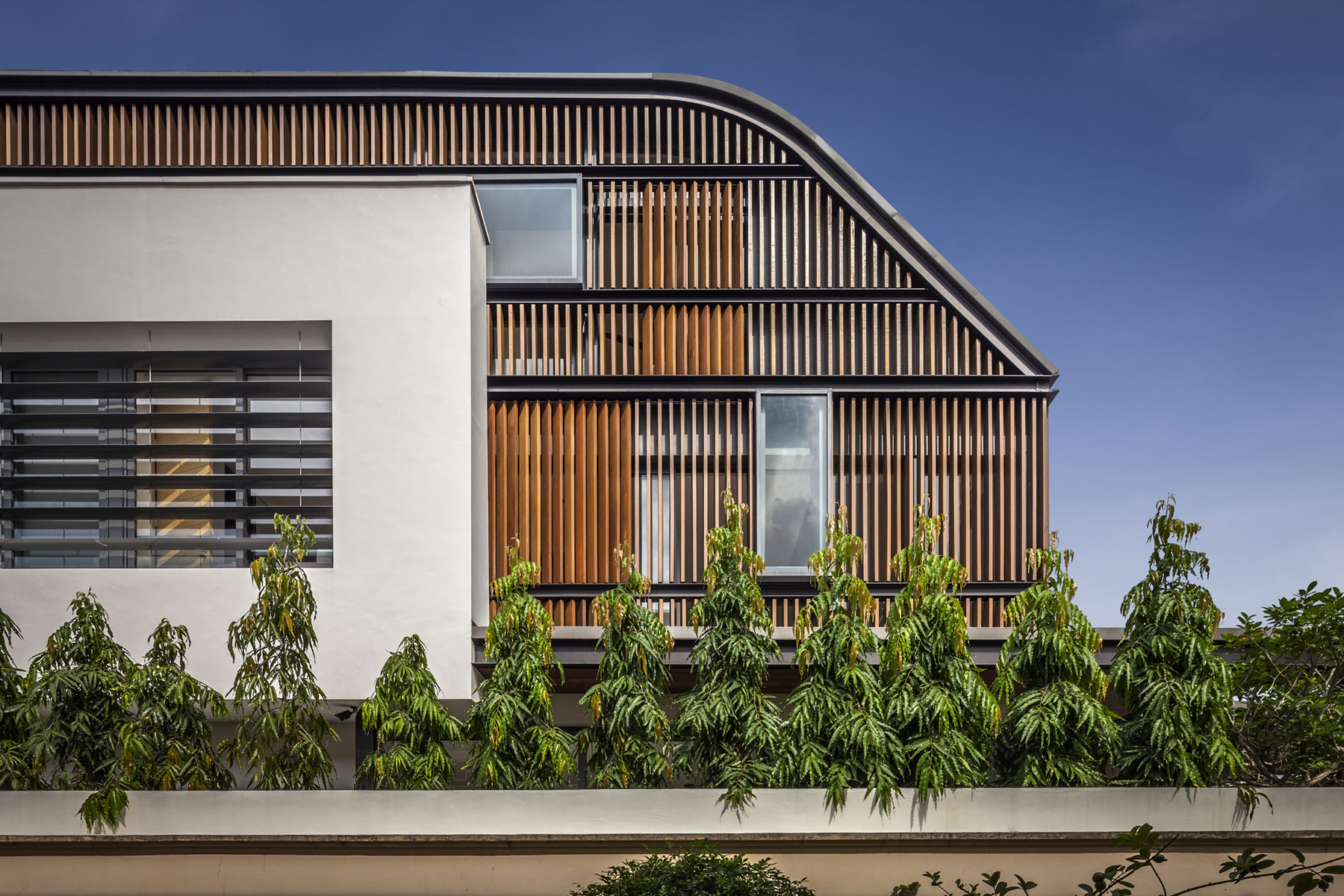 A Stylish Modern Semi-Detached House with Remarkable Interiors in Bukit Timah by Wallflower Architecture + Design (2)
