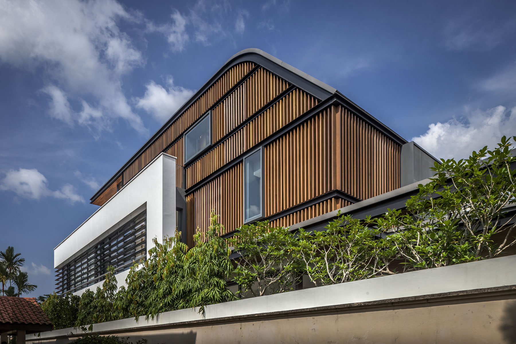 A Stylish Modern Semi-Detached House with Remarkable Interiors in Bukit Timah by Wallflower Architecture + Design (3)