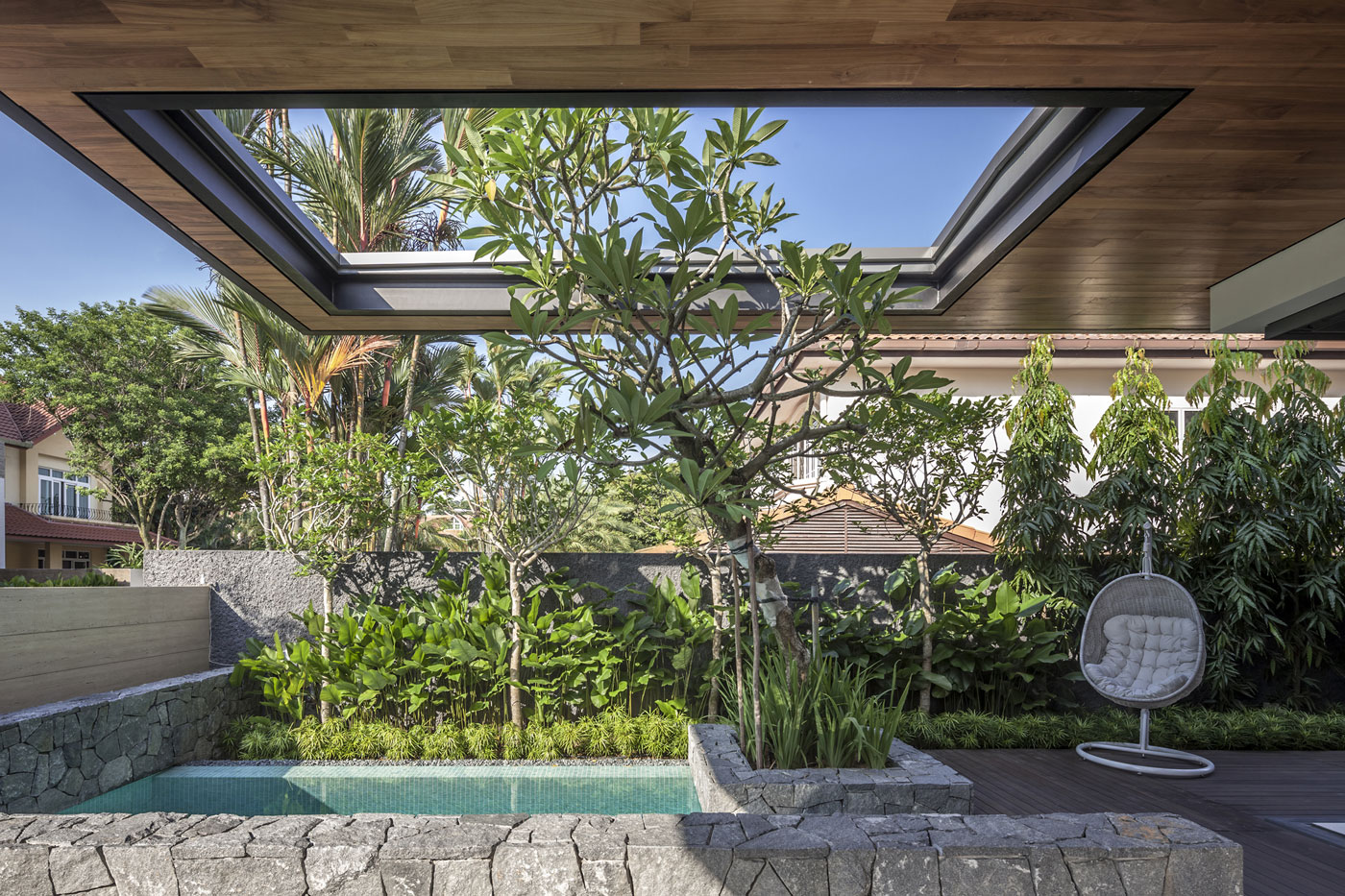 A Stylish Modern Semi-Detached House with Remarkable Interiors in Bukit Timah by Wallflower Architecture + Design (4)