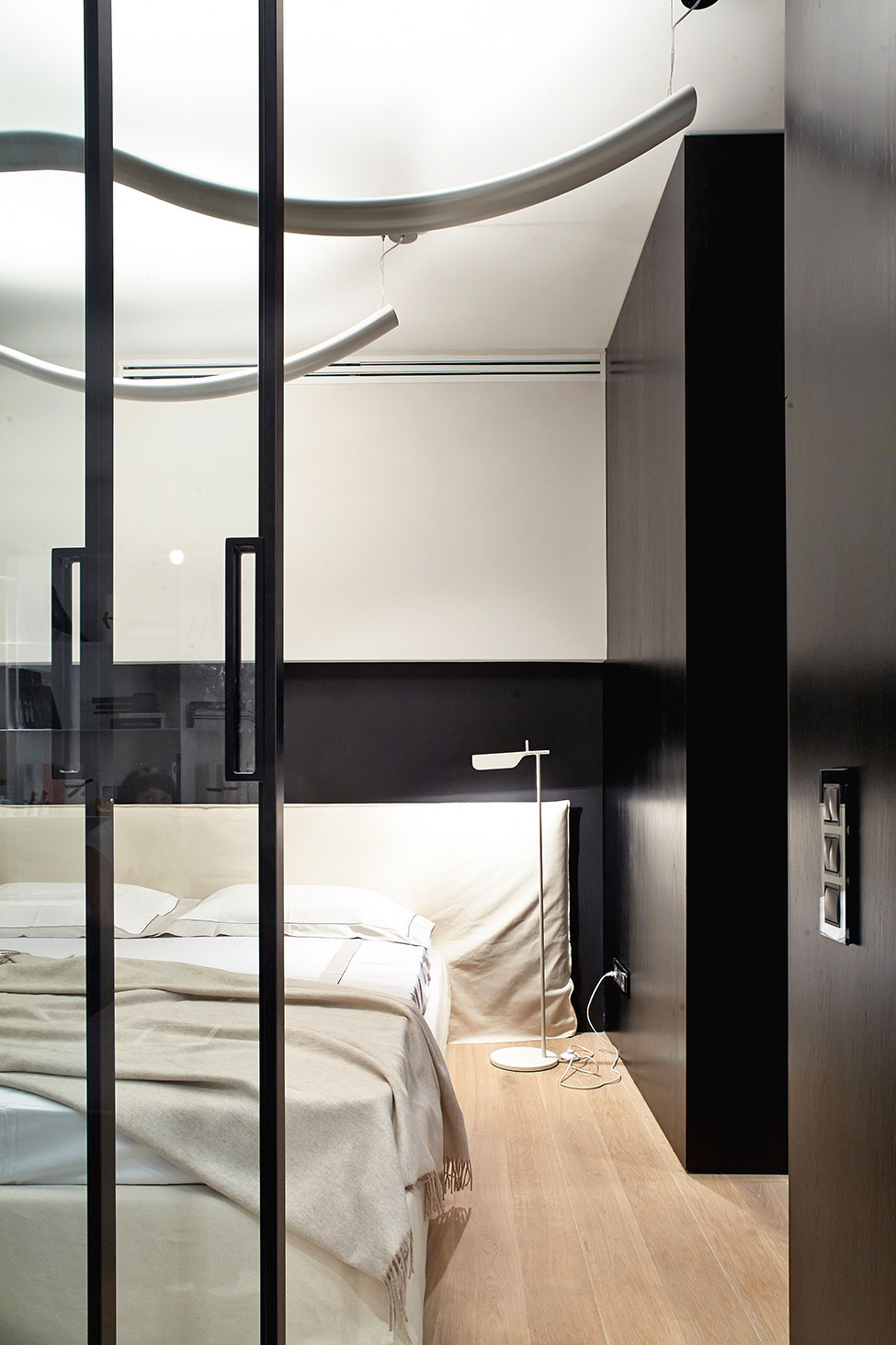 A Stylish Monochrome Apartment Full of Style and Personality in Kiev by Olga Akulova DESIGN (10)