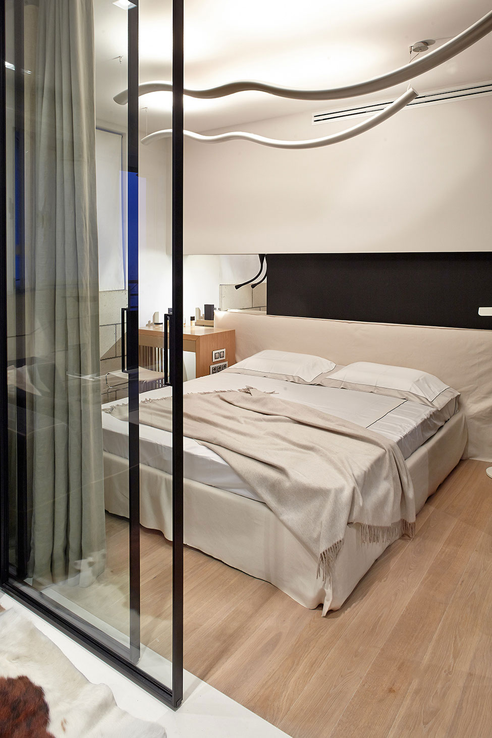 A Stylish Monochrome Apartment Full of Style and Personality in Kiev by Olga Akulova DESIGN (9)