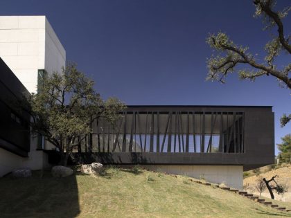 A Stylish and Sustainable Modern House Surrounded by Parks and Hills of Nuevo Leon, Mexico by GLR Arquitectos (3)