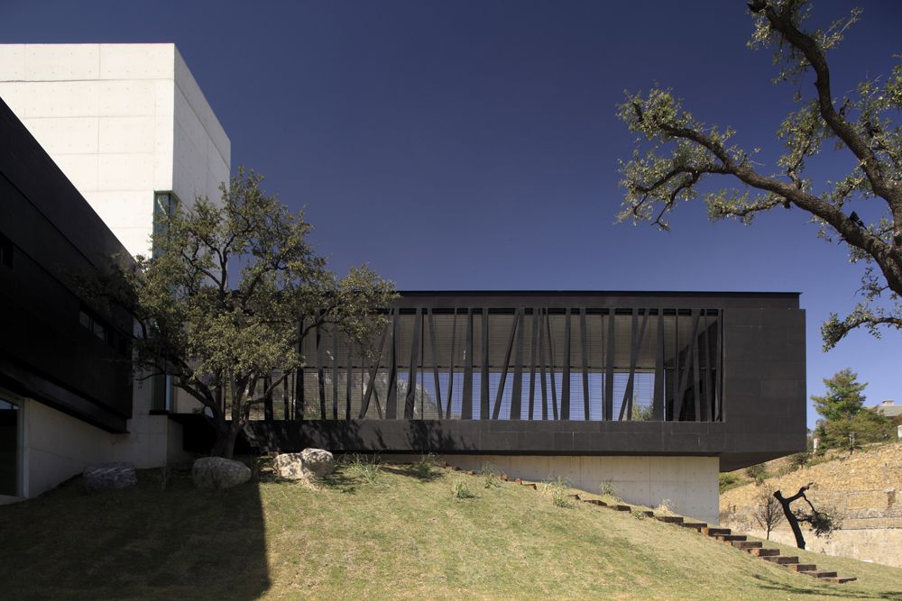 A Stylish and Sustainable Modern House Surrounded by Parks and Hills of Nuevo Leon, Mexico by GLR Arquitectos (3)