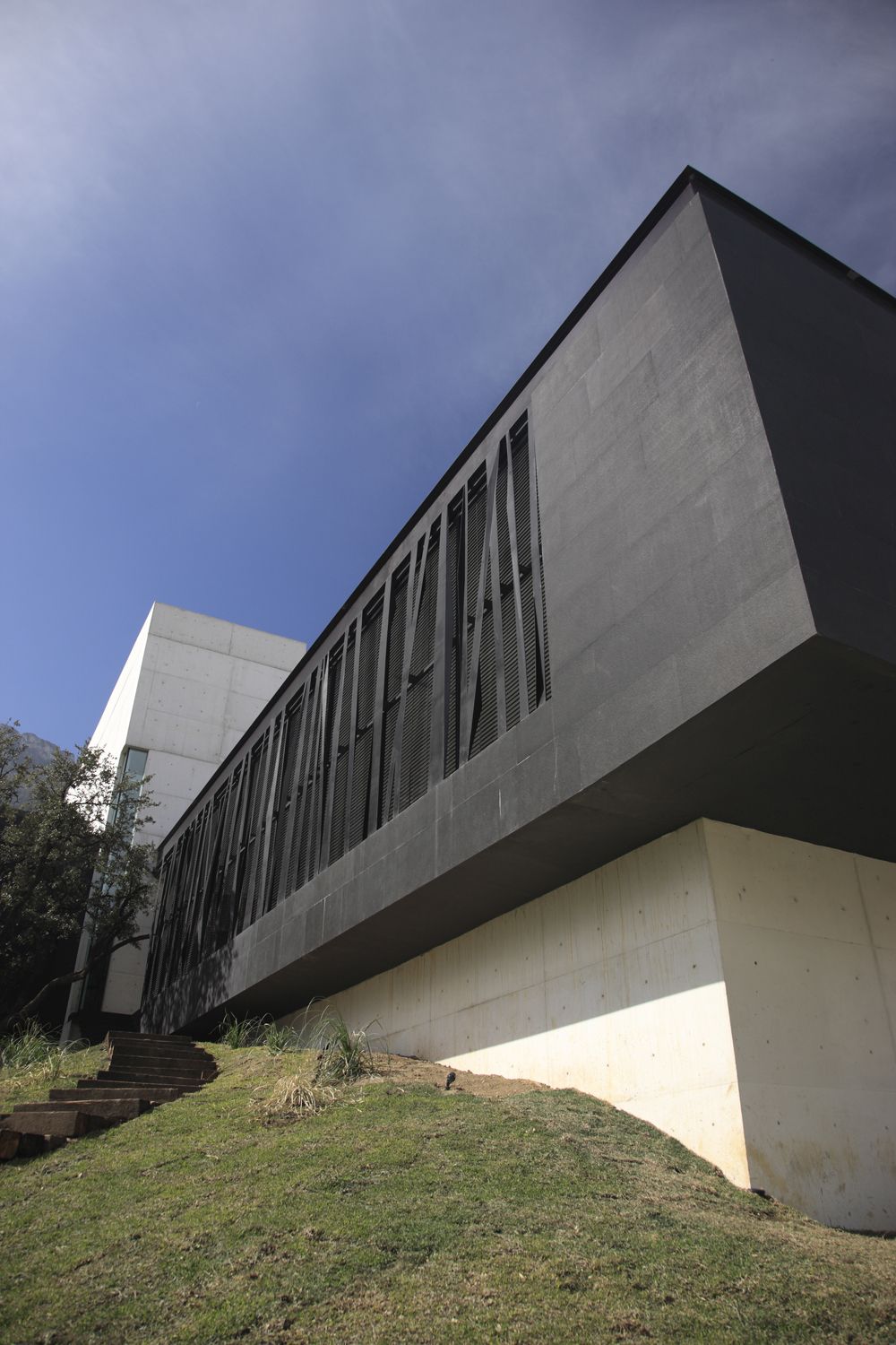 A Stylish and Sustainable Modern House Surrounded by Parks and Hills of Nuevo Leon, Mexico by GLR Arquitectos (4)