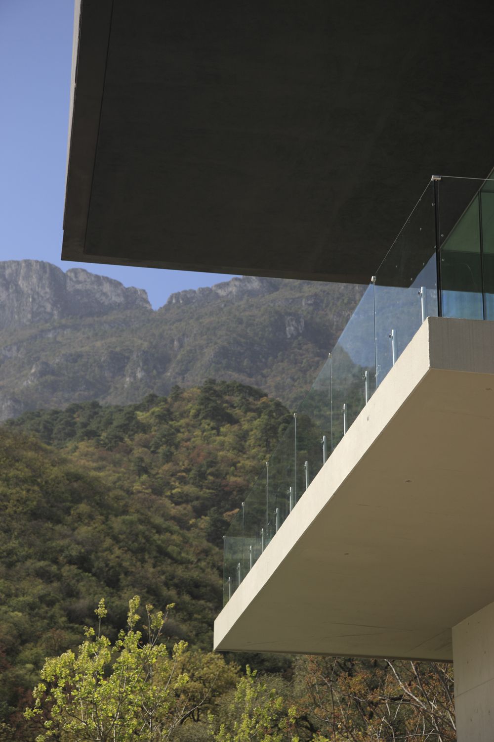 A Stylish and Sustainable Modern House Surrounded by Parks and Hills of Nuevo Leon, Mexico by GLR Arquitectos (6)